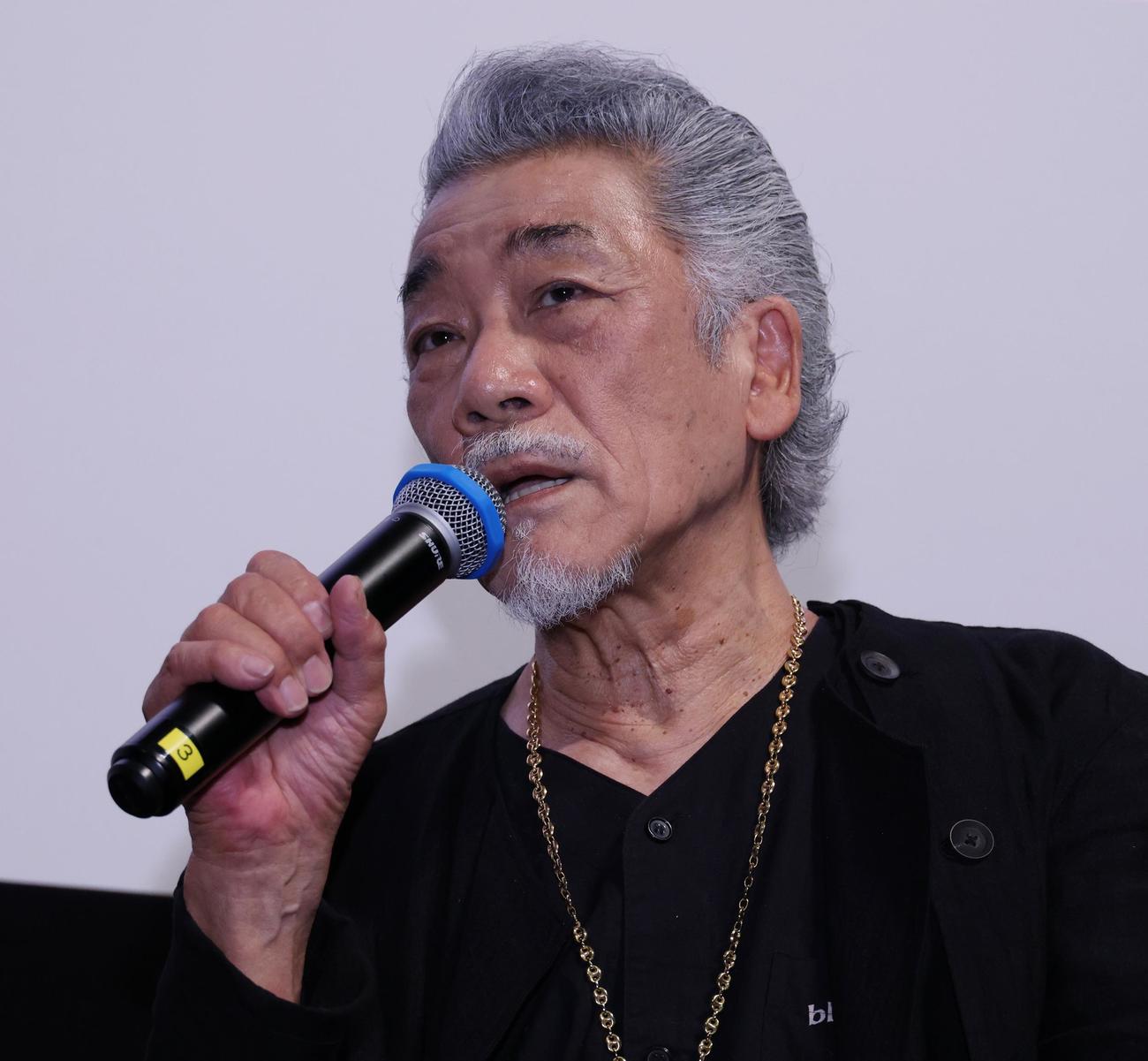 映画「トラック野郎・銀幕を駆ける一番星」の舞台あいさつを行った宇崎竜童（撮影・中島郁夫）