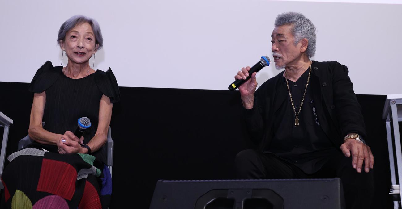 映画「トラック野郎・銀幕を駆ける一番星」の舞台あいさつを行った中島ゆたか（左）と宇崎竜童（撮影・中島郁夫）