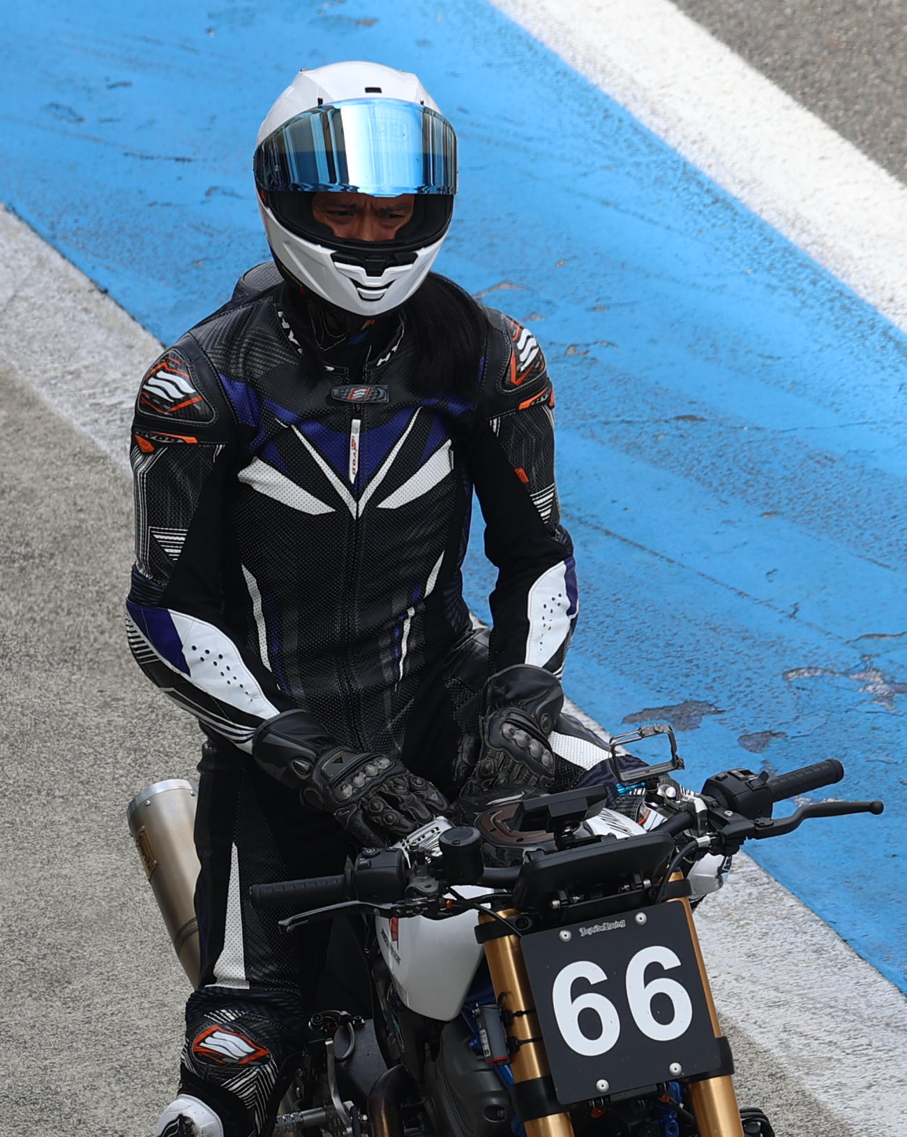 富士スピードウエイで行われたロードレースに出場する長瀬智也はピットサイドで出番を待つ（撮影・水谷安孝）