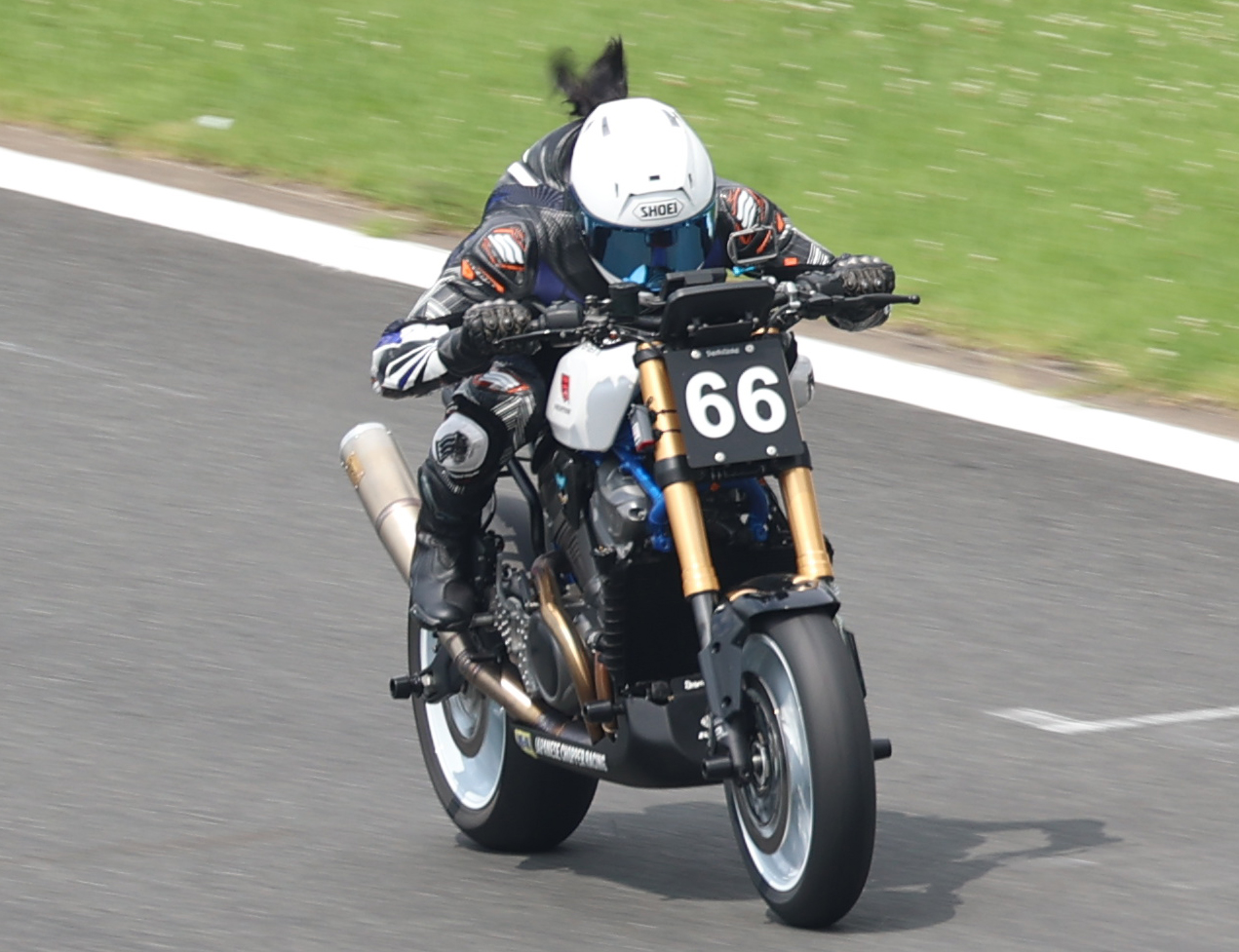 富士スピードウエイで行われたロードレースに出場しコースを疾走する元TOKIOの長瀬智也（撮影・水谷安孝）