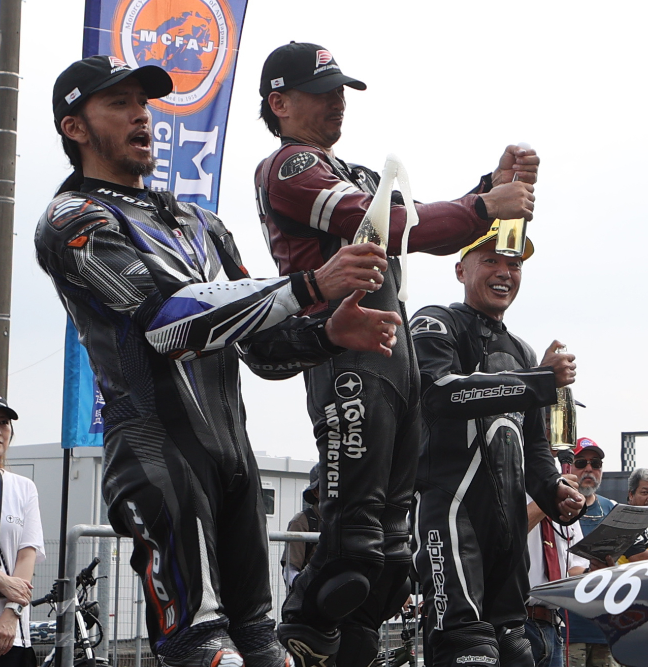 富士スピードウエイで行われたロードレースに出場した元TOKIOの長瀬智也は2着となりシャンパンファイトで笑顔を見せる（撮影・水谷安孝）