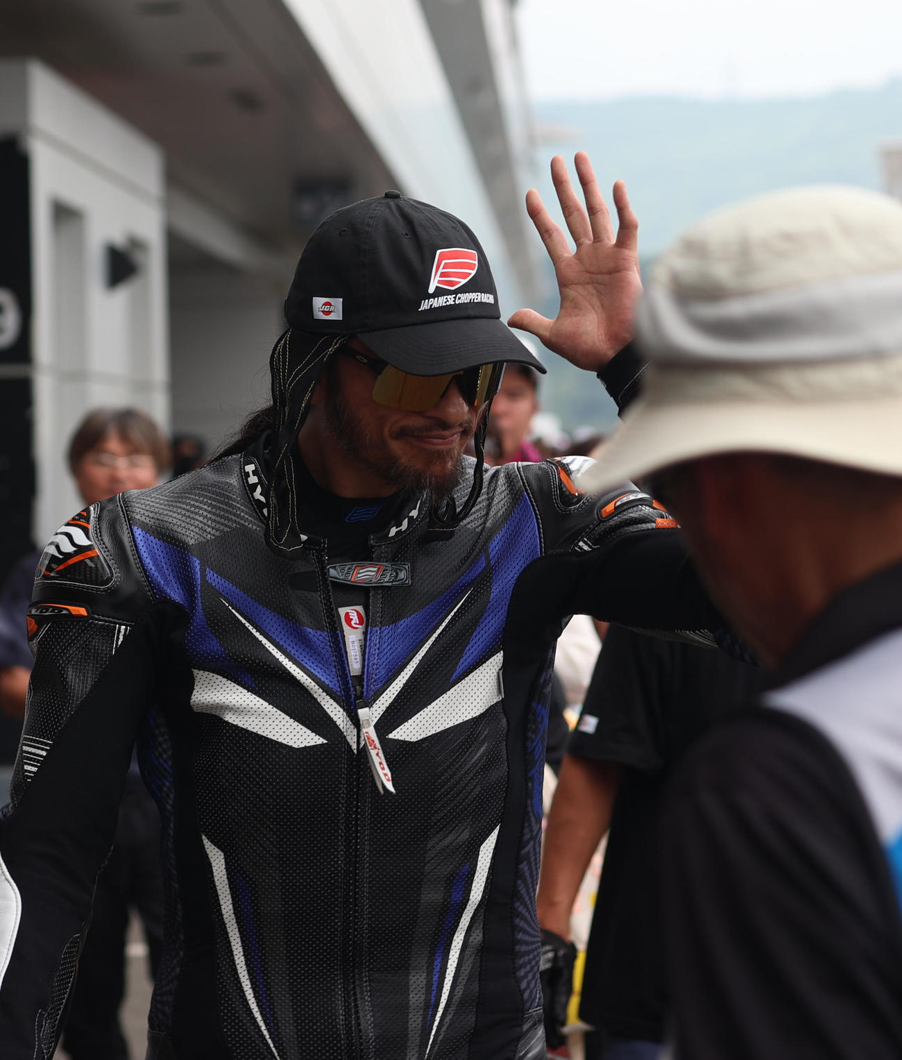 富士スピードウエイで行われたロードレースに出場した元TOKIOの長瀬智也は決勝を前に笑顔を見せる（撮影・水谷安孝）