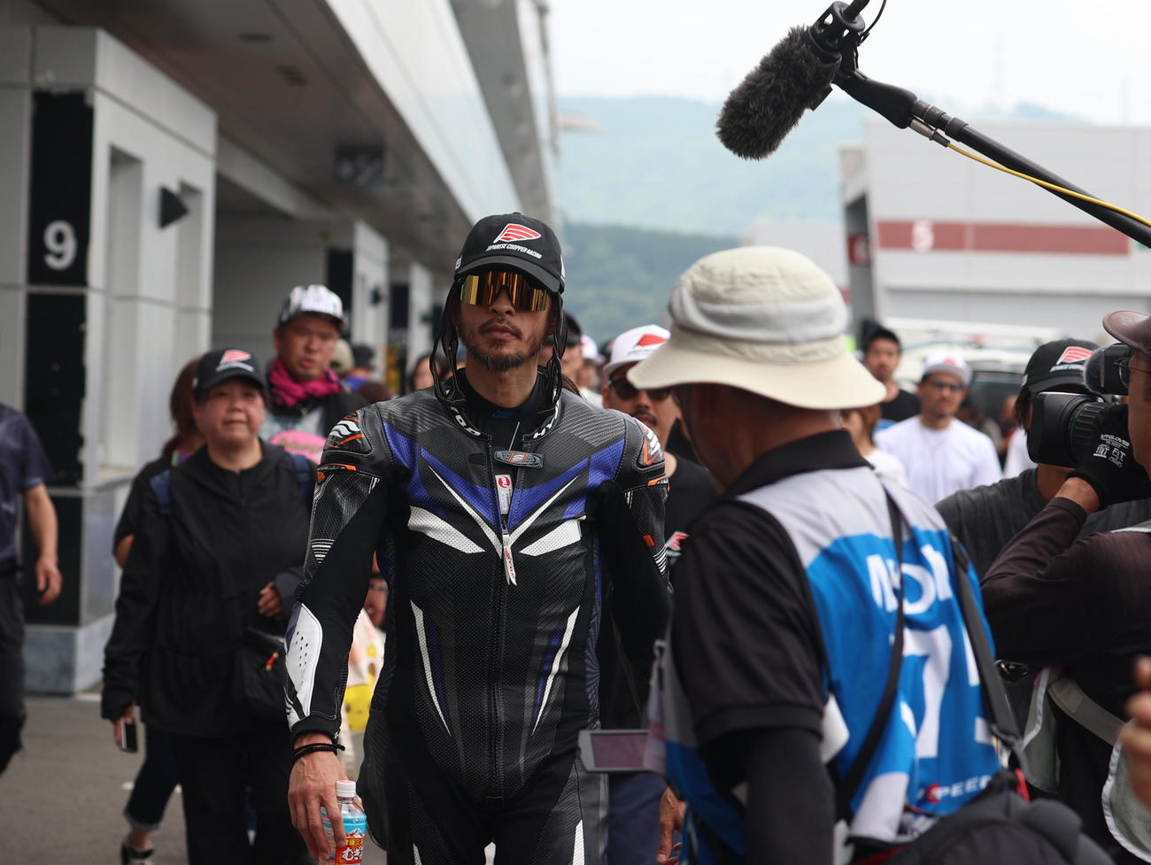 富士スピードウエイで行われたロードレースに出場した元TOKIOの長瀬智也は招集場へ向かう（撮影・水谷安孝）