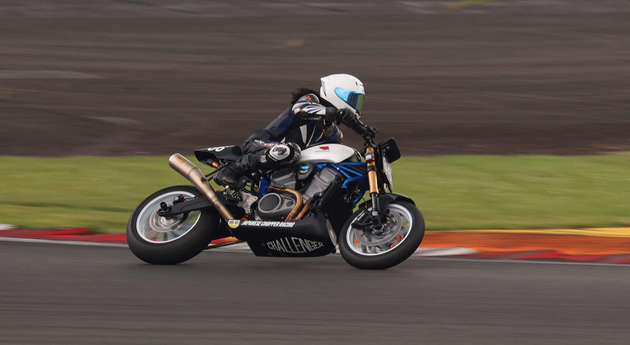 富士スピードウエイで行われたロードレースに出場した元TOKIOの長瀬智也は華麗にコーナーを回る（撮影・水谷安孝）