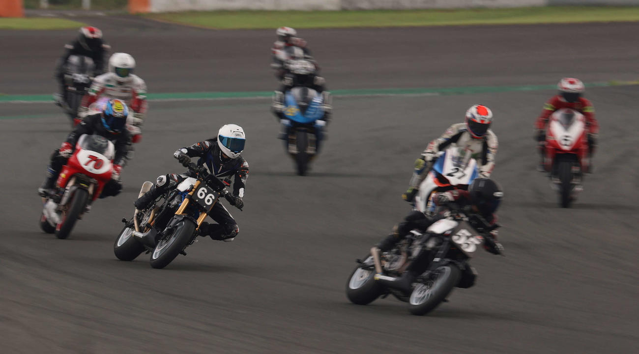富士スピードウエイで行われたロードレースに出場した元TOKIOの長瀬智也（左から4台目）は華麗にコーナーを回る（撮影・水谷安孝）