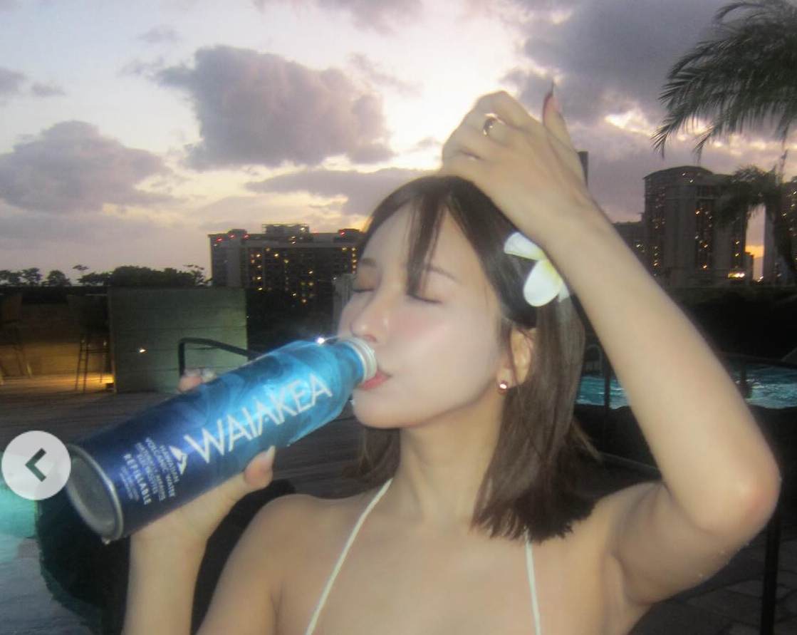 水分補給する三上悠亜（三上悠亜のインスタグラムから）