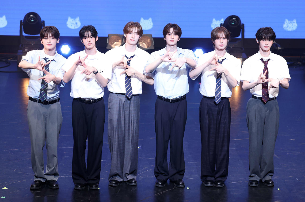 TWS。左からJIHOON、DOHOON、YOUNGJAE、SHINYU、KYUNGMIN、HANJIN（2025年7月撮影）