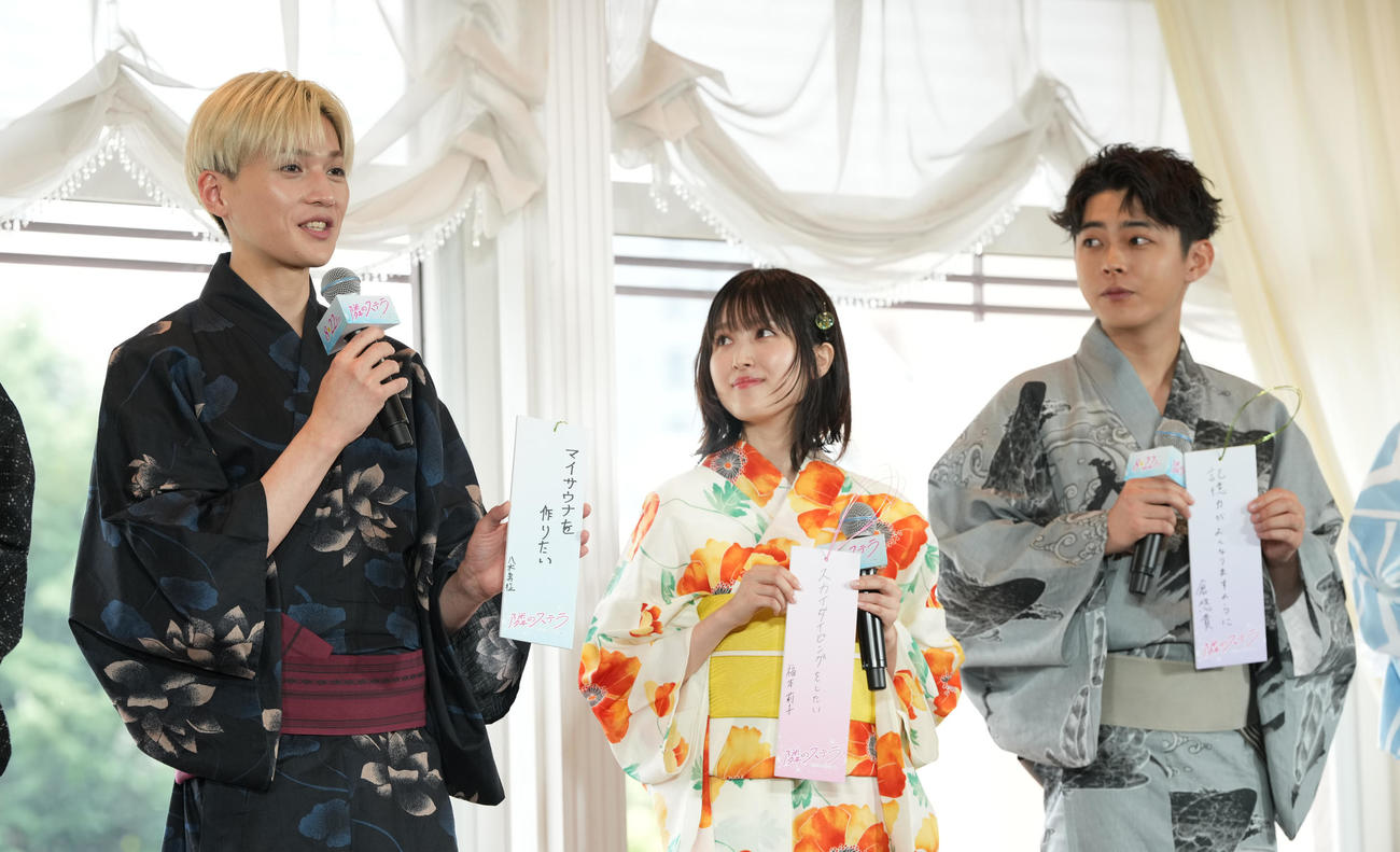 「隣のステラ」完成報告七夕イベントで願い事を披露する、左から八木勇征、福本莉子、倉悠貴（撮影・小沢裕）
