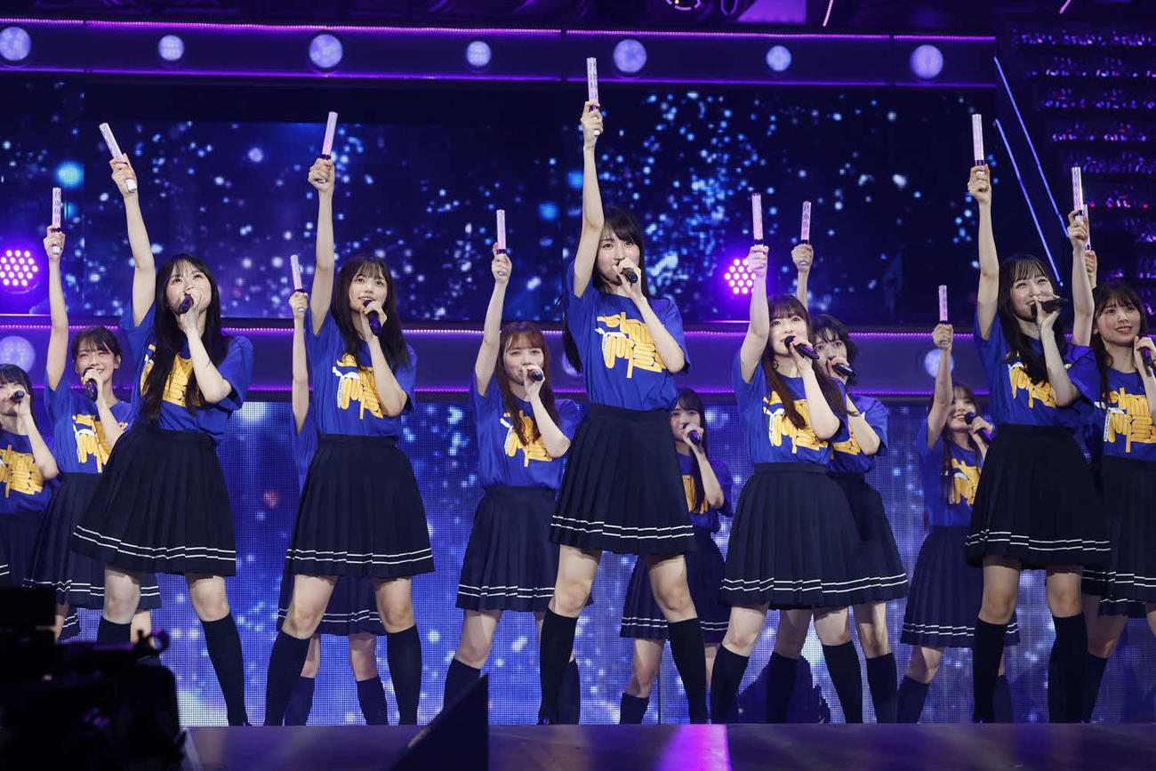 「真夏の全国ツアー2025」で歌唱する乃木坂46