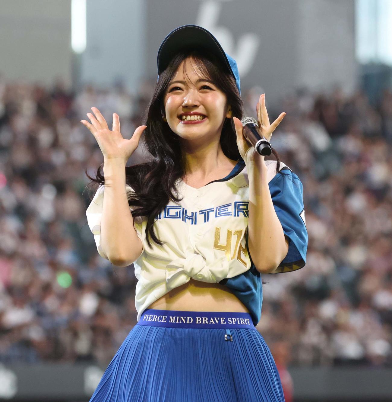 試合前にミニライブをする鈴木愛理（2025年7月6日撮影）