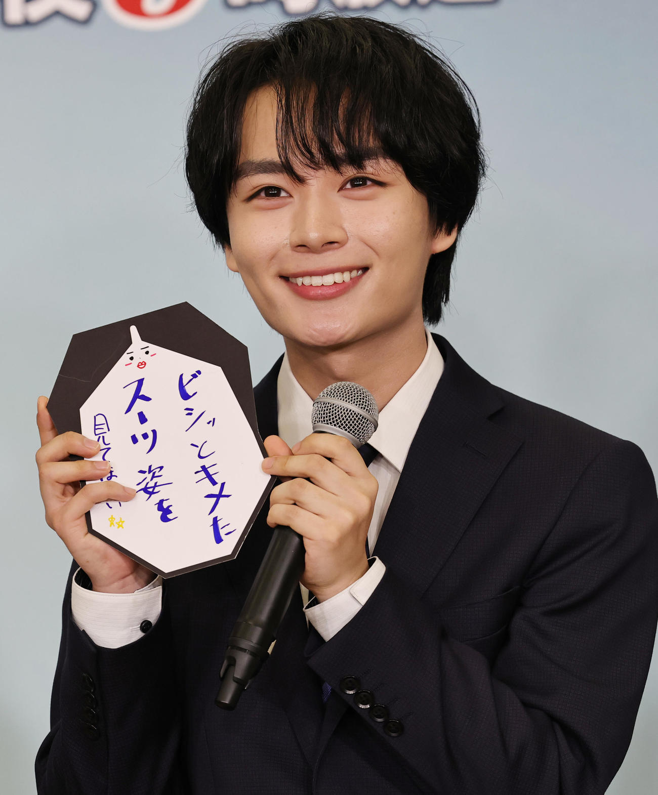 テレビ東京のドラマ9「能面検事」会見で、視聴者の方々に「ビシッとキメたスーツ姿を見てほしい」と短冊に記す大西流星（撮影・野上伸悟）