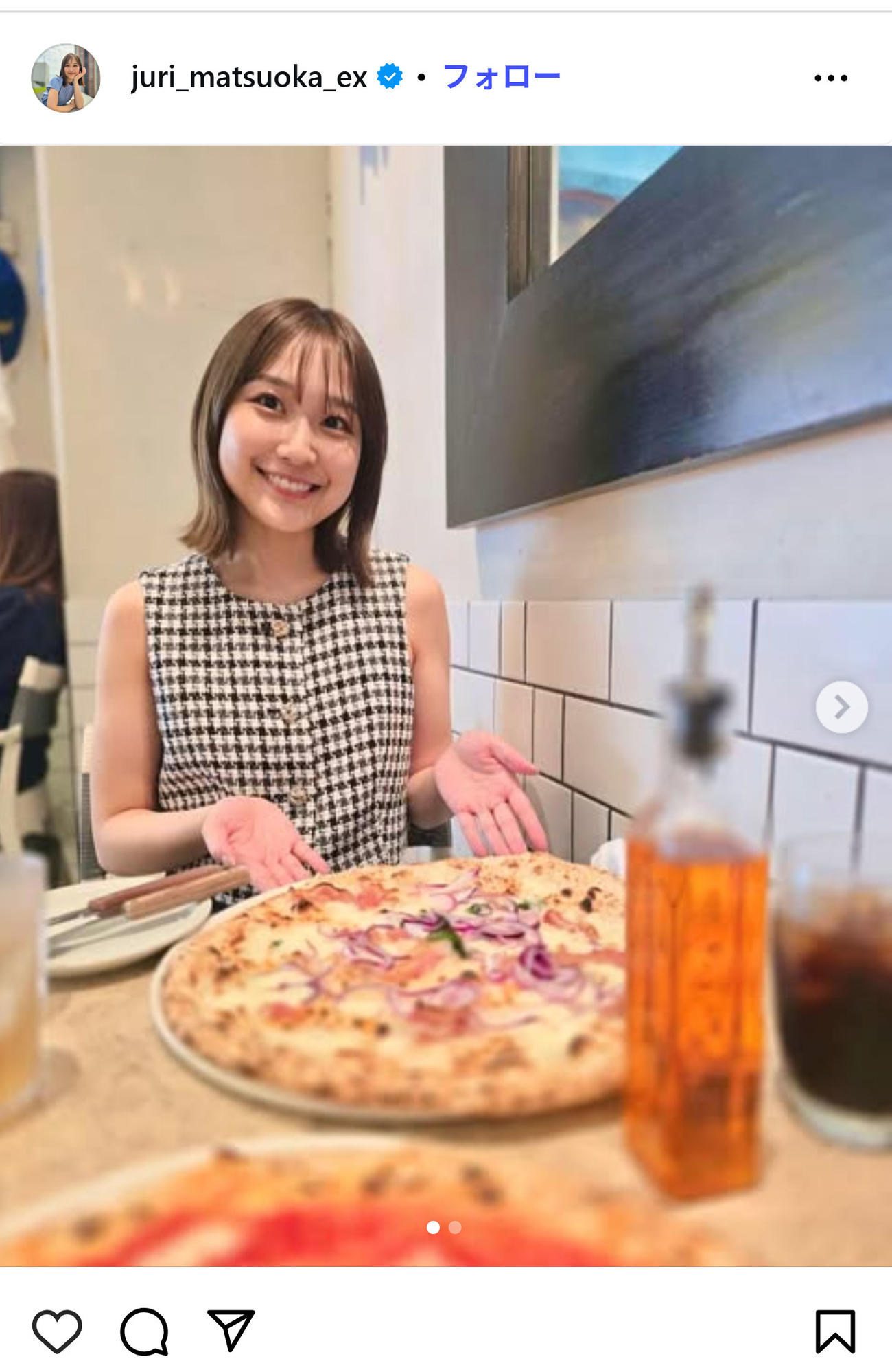 ピザを前に笑顔の松岡朱里アナ（インスタグラムから）