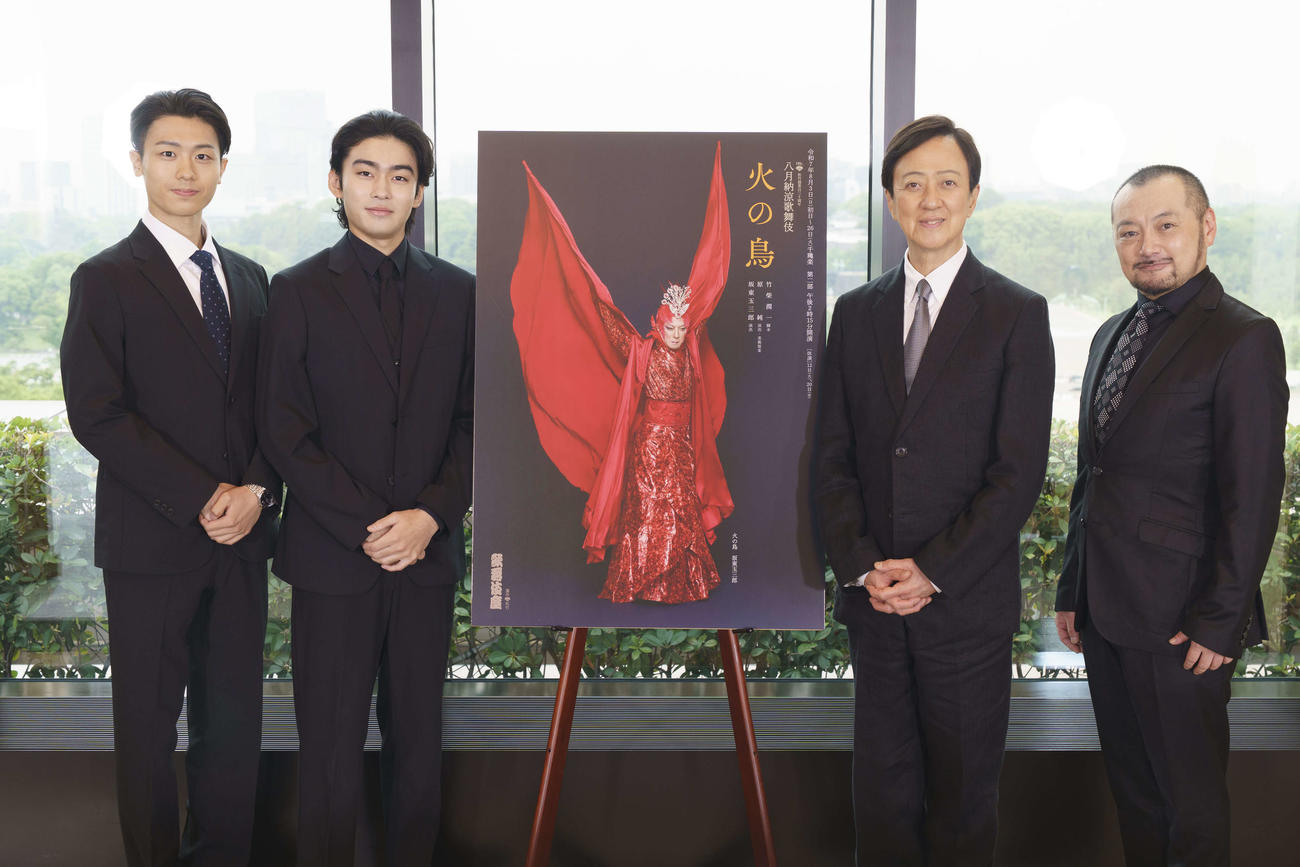「八月納涼歌舞伎」で上演する「火の鳥」の合同取材会に出席した、左から市川團子、市川染五郎、坂東玉三郎、演出と美術原案の原純さん（岡本隆史氏撮影）