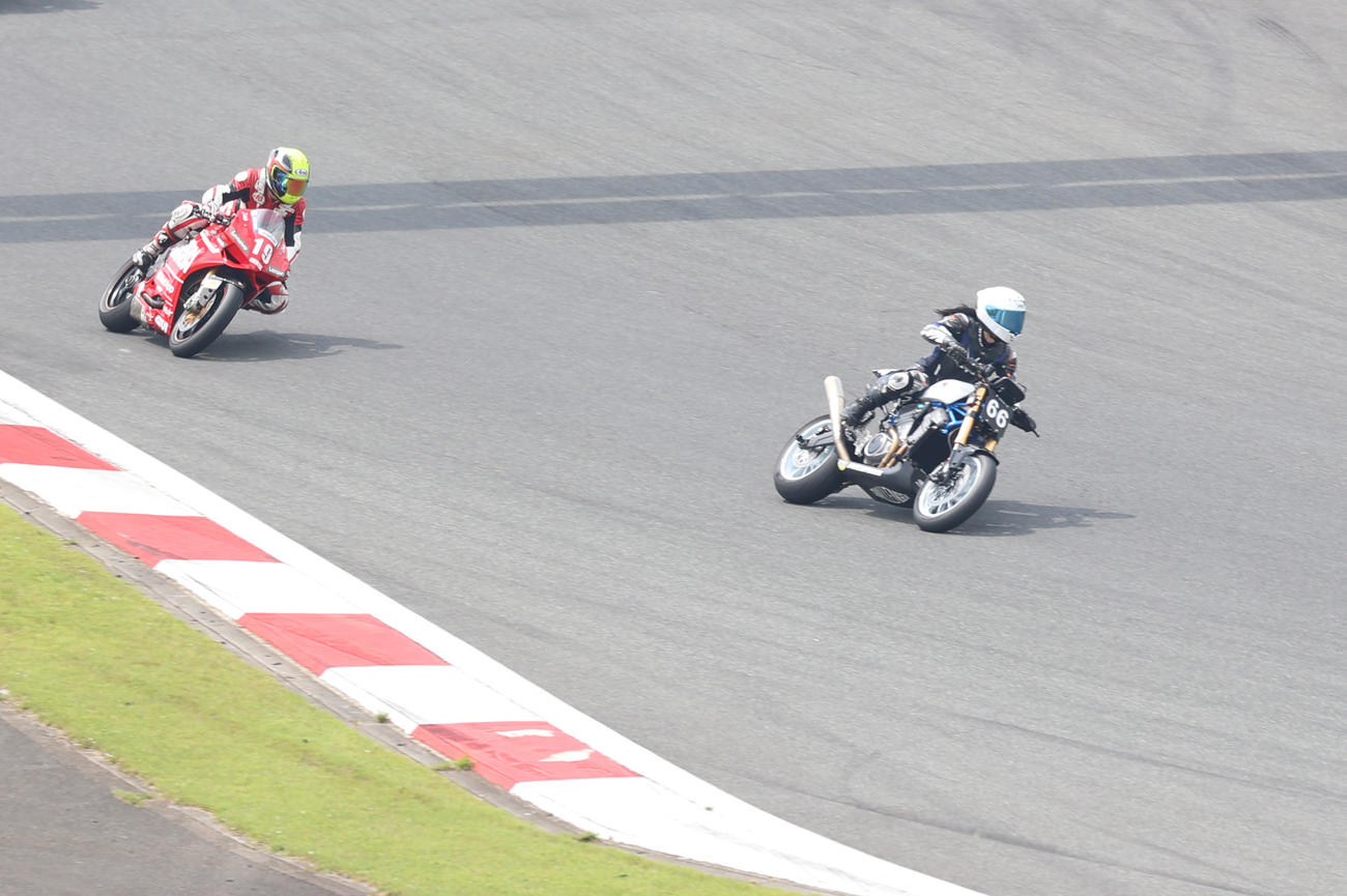 富士スピードウエイで行われたロードレースに出場した元TOKIOの長瀬智也（右）は華麗にコーナーを回る（2025年7月6日撮影）
