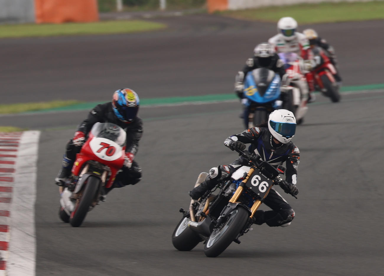 富士スピードウエイで行われたロードレースに出場した元TOKIOの長瀬智也（手前）は華麗にコーナーを回る（2025年7月6日撮影）