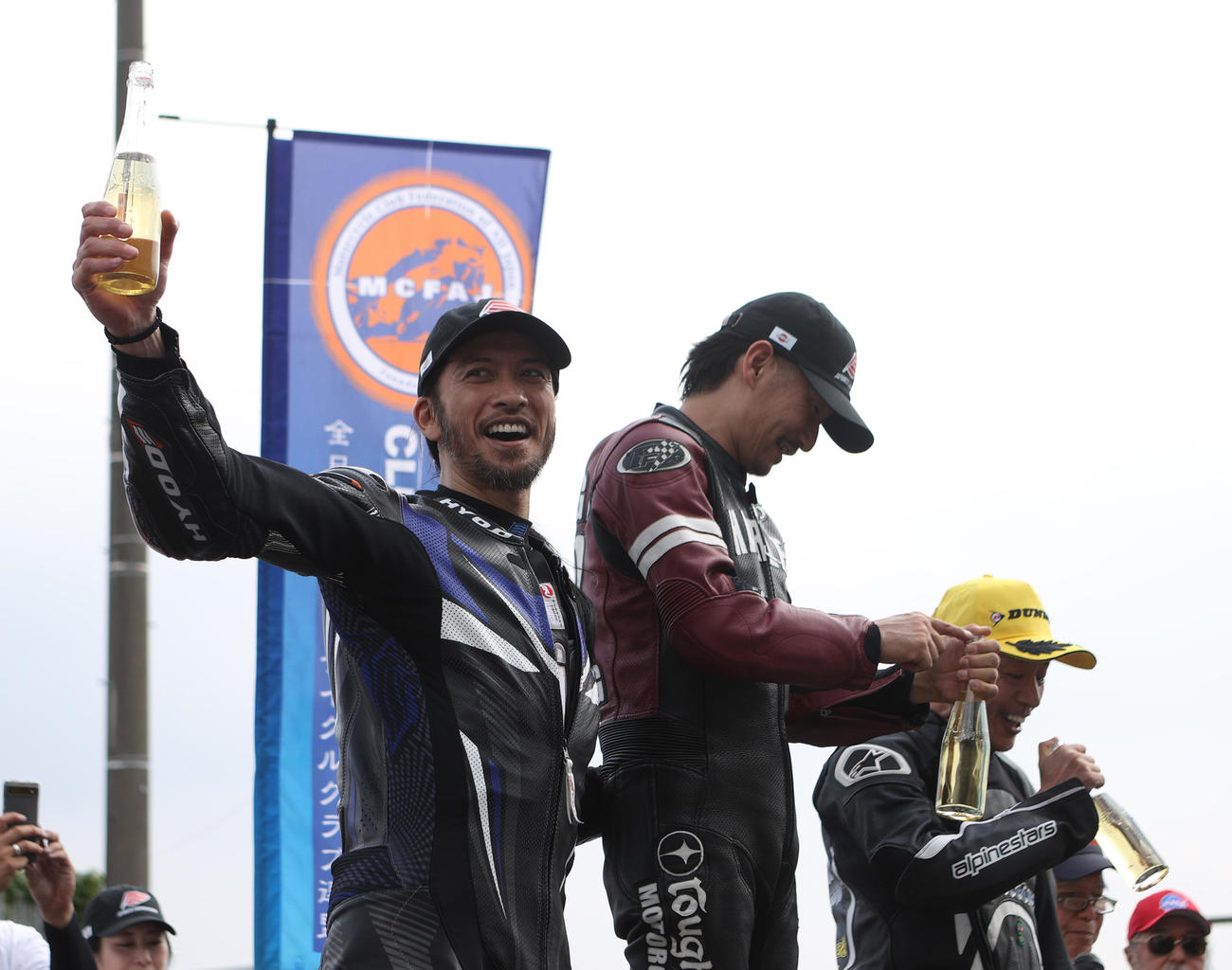 富士スピードウエイで行われたロードレースに出場した元TOKIOの長瀬智也は2着となりシャンパンファイトで笑顔を見せる（2025年7月6日撮影）