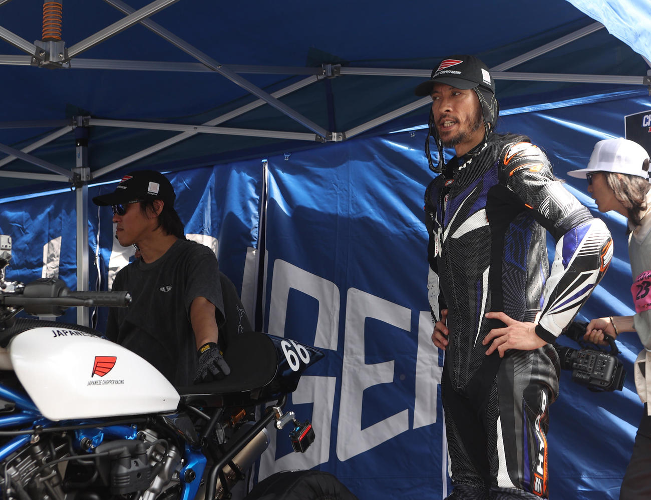 富士スピードウエイで行われたロードレースに出場した元TOKIOの長瀬智也は決勝を前に厳しい表情を見せる（2025年7月6日撮影）