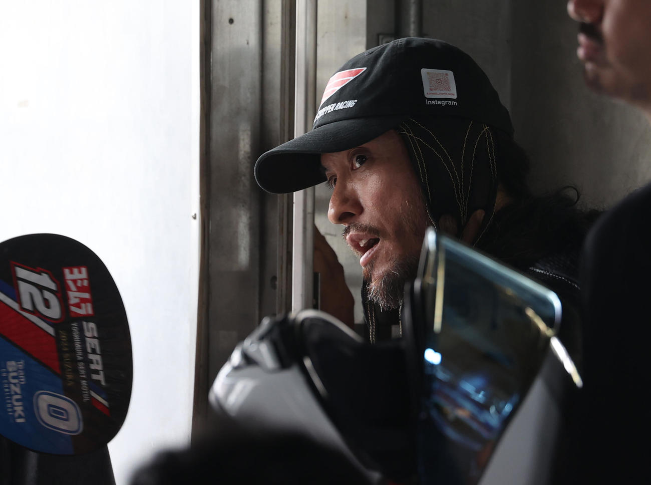 富士スピードウエイで行われたロードレースに出場した元TOKIOの長瀬智也は決勝を前に厳しい表情を見せる（2025年7月6日撮影）