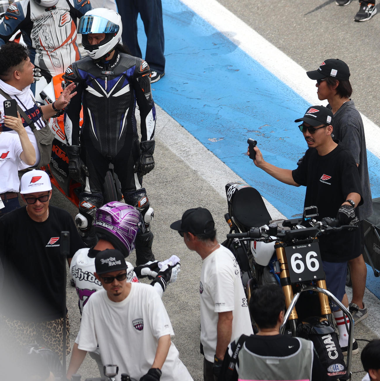 富士スピードウエイで行われたロードレースに出場する元TOKIOの長瀬智也（左から2人目）はピットサイドで出番を待つ（2025年7月6日撮影）
