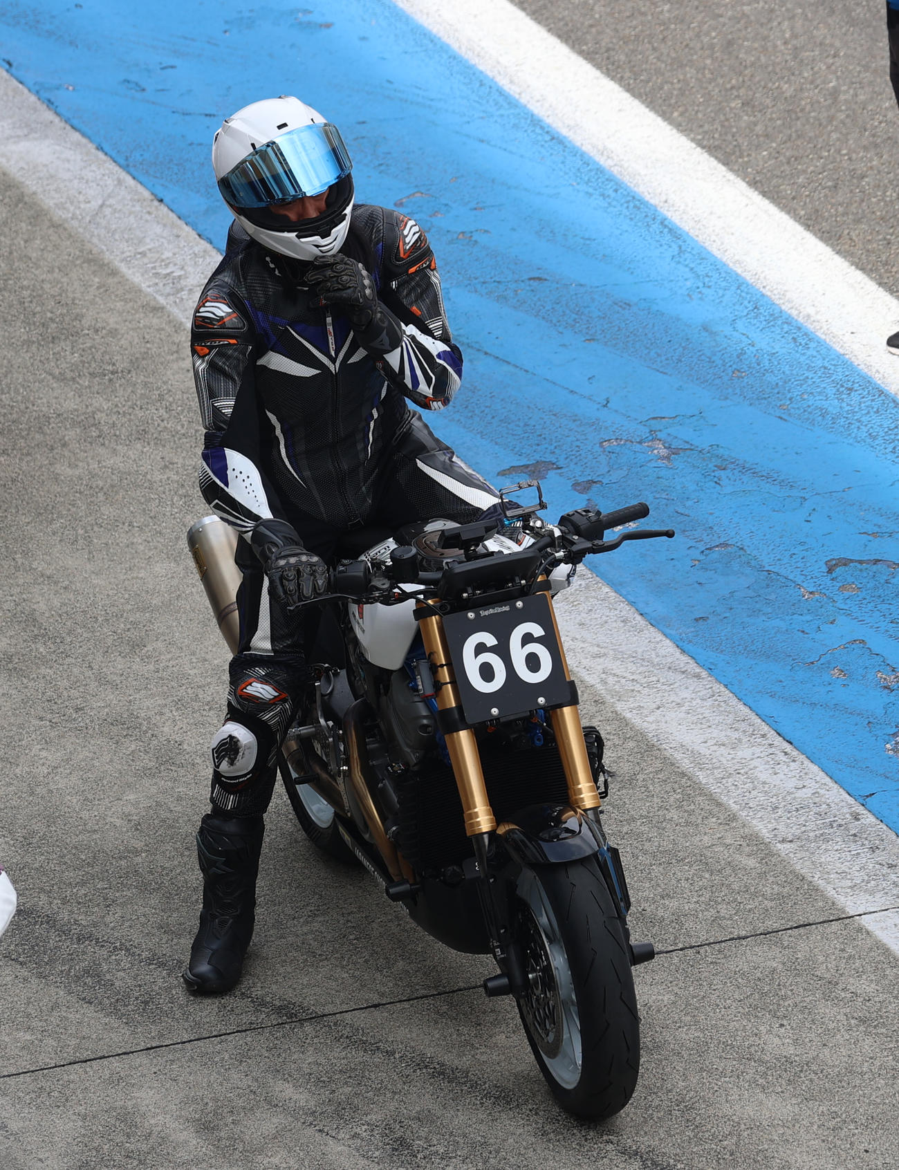 富士スピードウエイで行われたロードレースに出場する元TOKIOの長瀬智也はピットサイドで出番を待つ（2025年7月6日撮影）