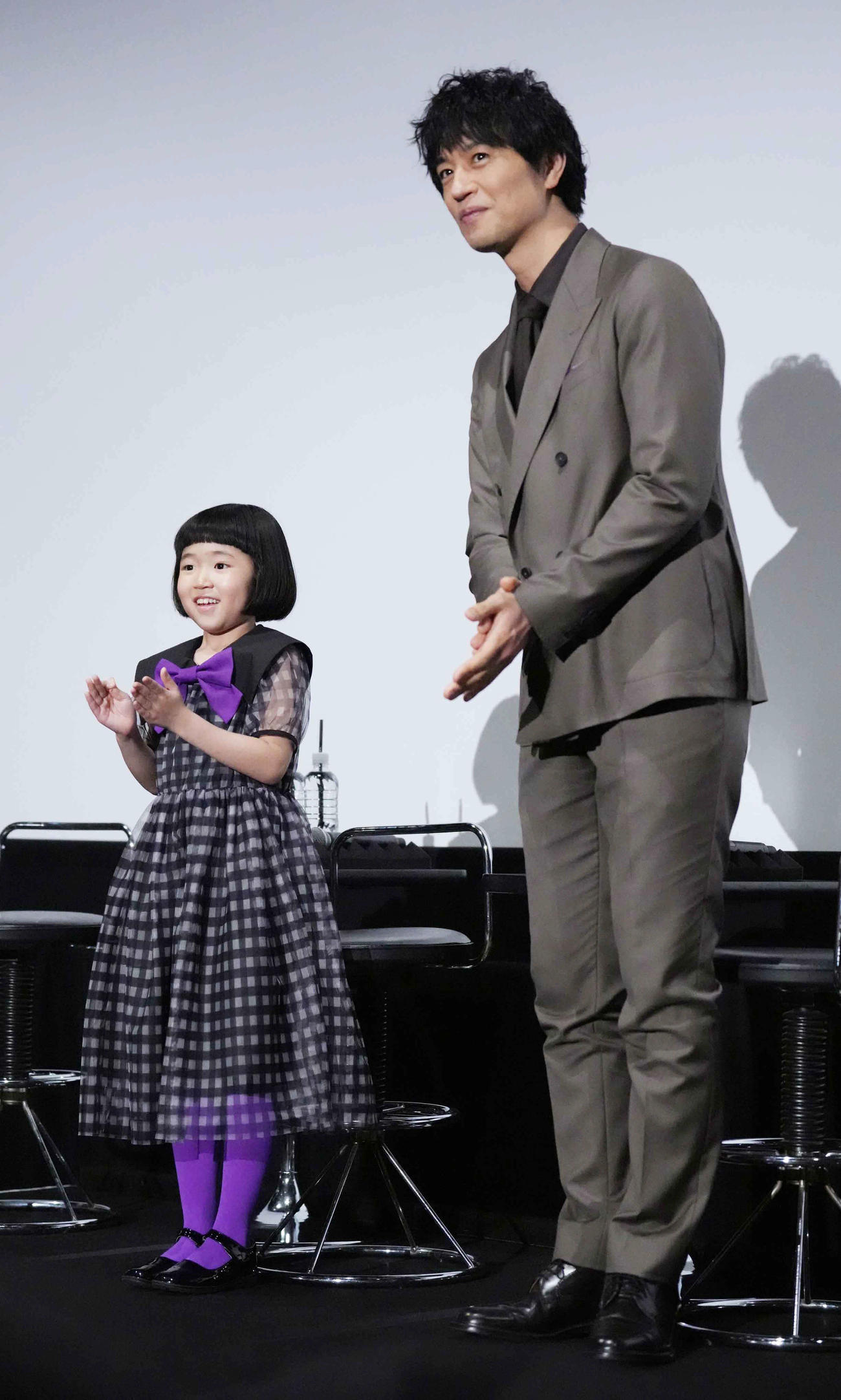 テレビ朝日系ドラマ「誘拐の日」完成披露試写会・キャスト登壇イベントに臨む永尾柚乃（左）と斎藤工（撮影・小沢裕）