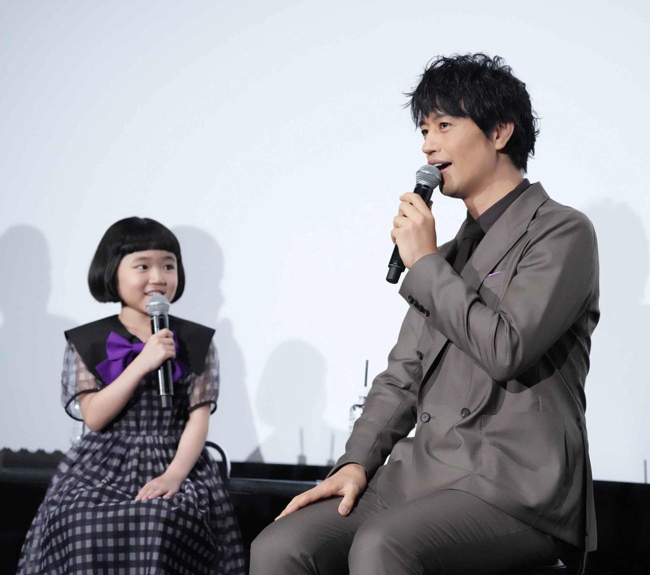 テレビ朝日系ドラマ「誘拐の日」完成披露試写会・キャスト登壇イベントに臨む永尾柚乃（左）と斎藤工（撮影・小沢裕）