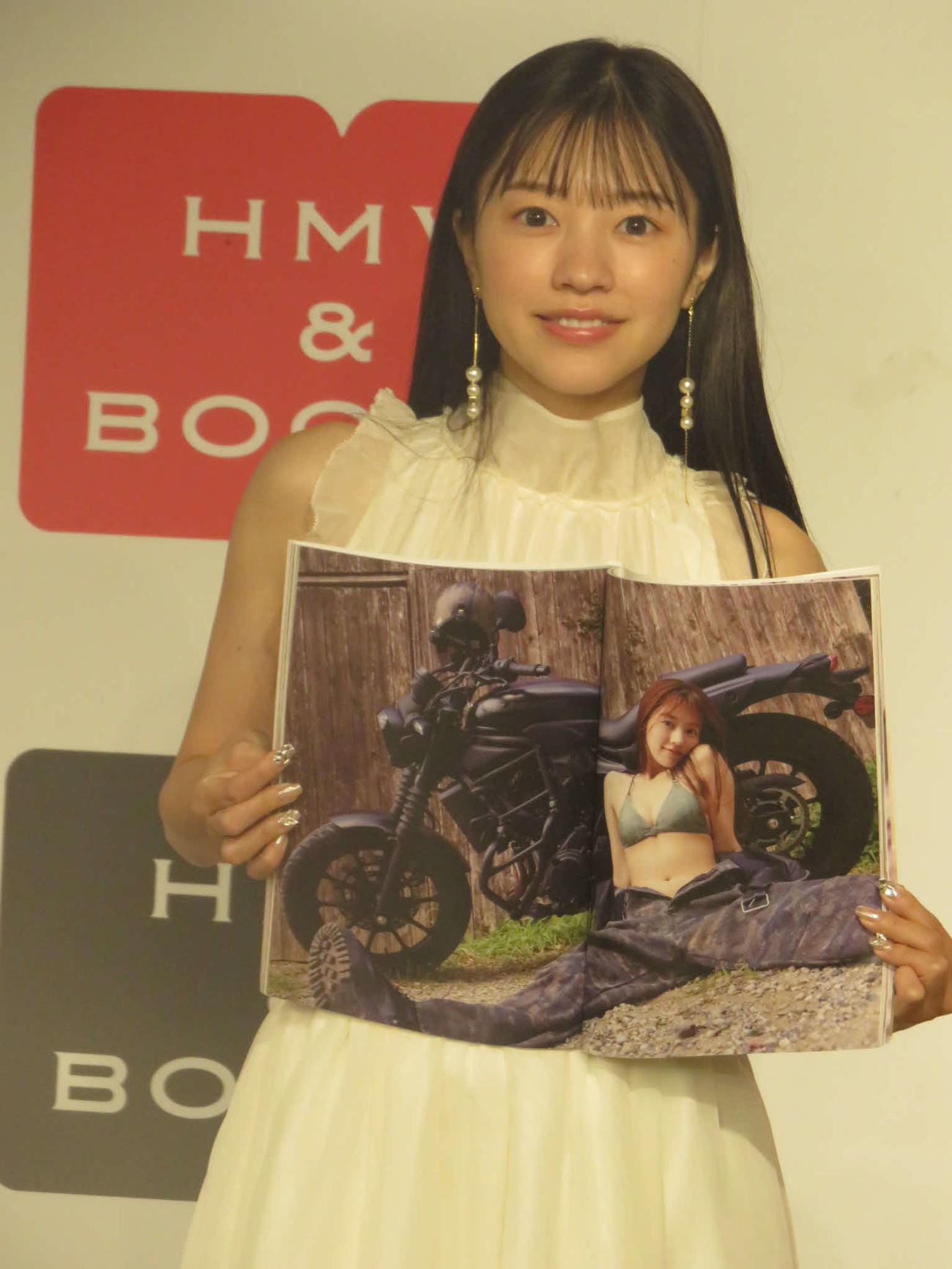 ファースト写真「タカラモノ」を持つ髙木悠未