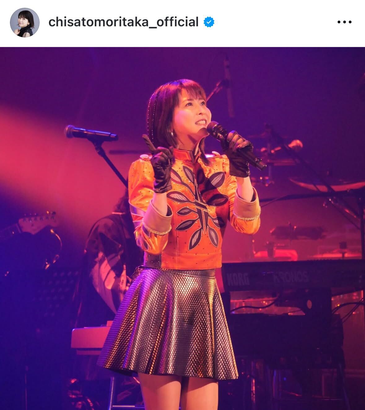 ミニスカ衣装でステージを盛り上げる森高千里（インスタグラムから）