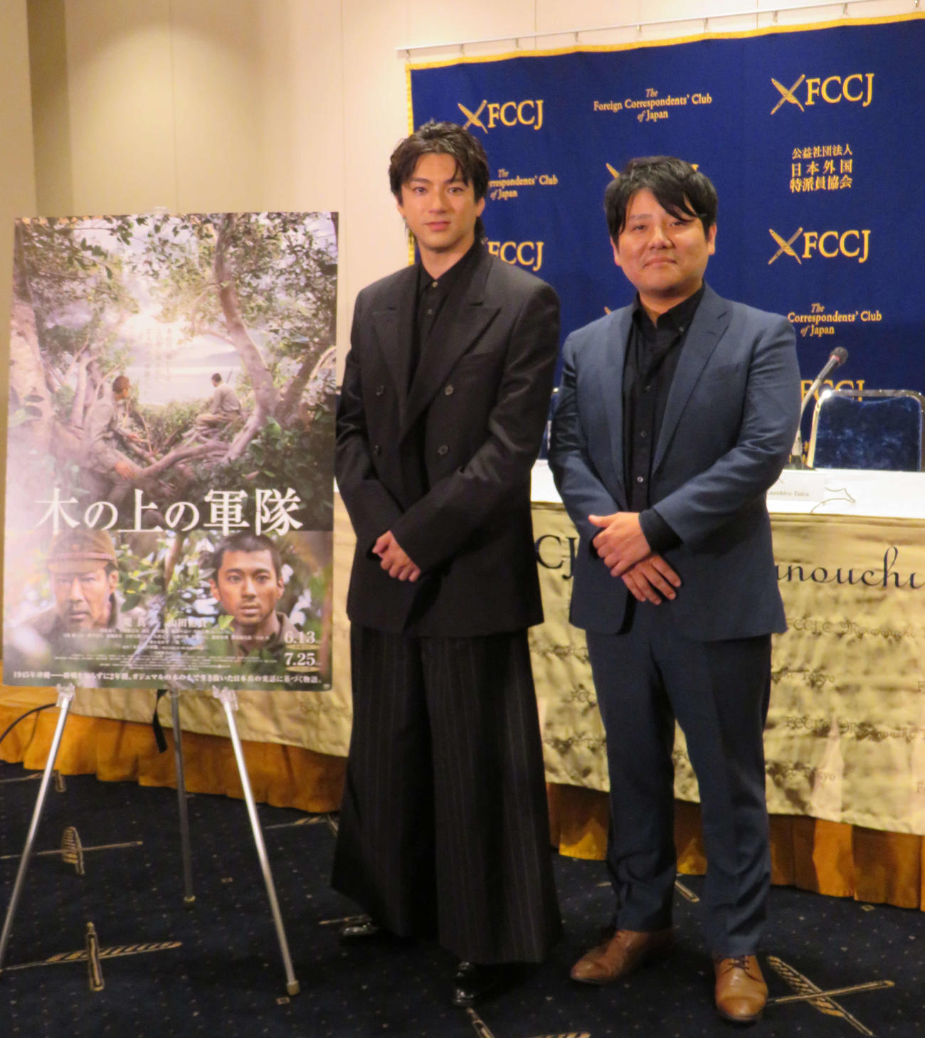 日本外国特派員協会で行われた映画「木の上の軍隊」記者会見に出席した山田裕貴（左）と平一紘監督（撮影・村上幸将）