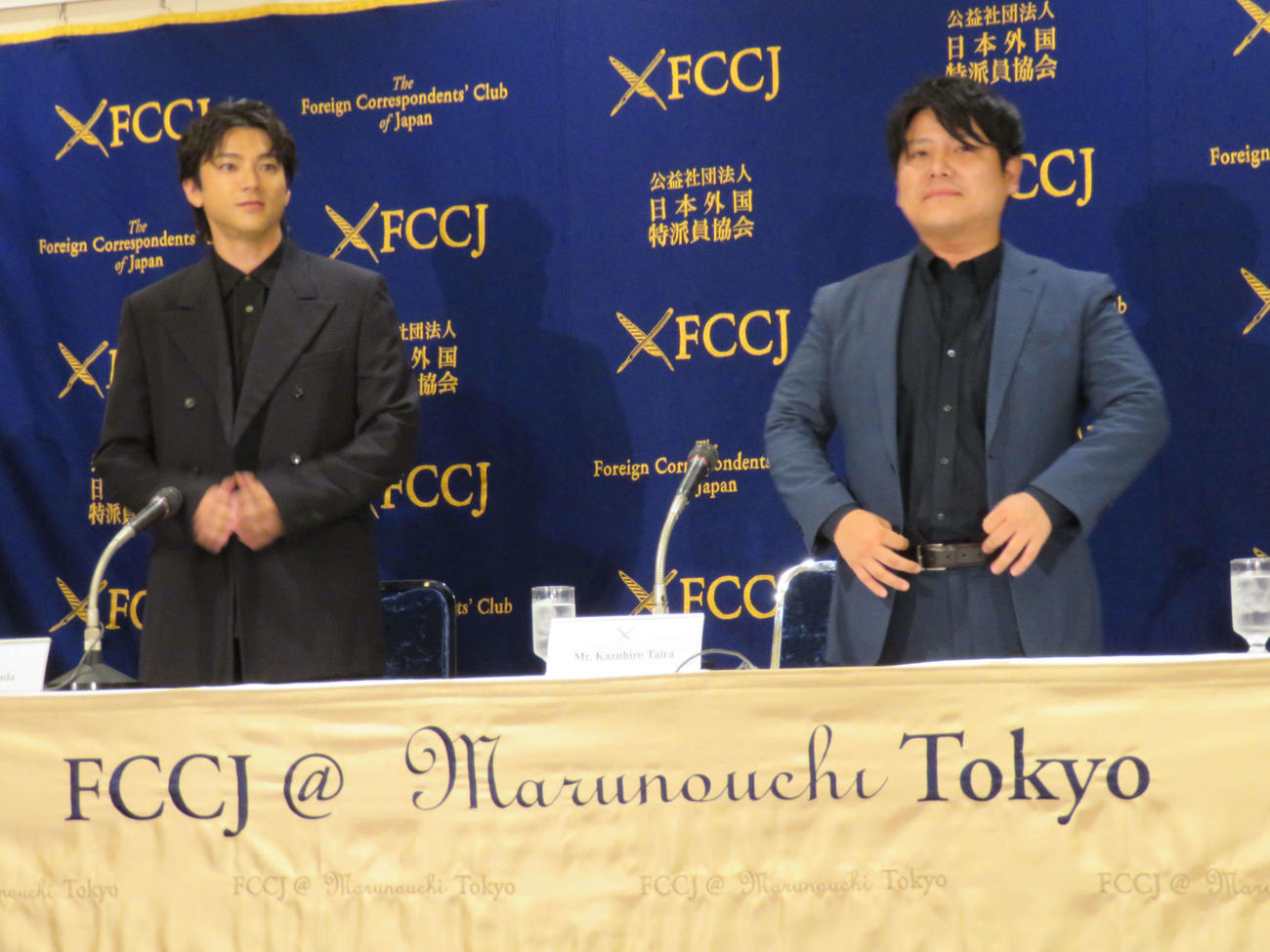 日本外国特派員協会で行われた映画「木の上の軍隊」記者会見に出席した山田裕貴（左）と平一紘監督（撮影・村上幸将）
