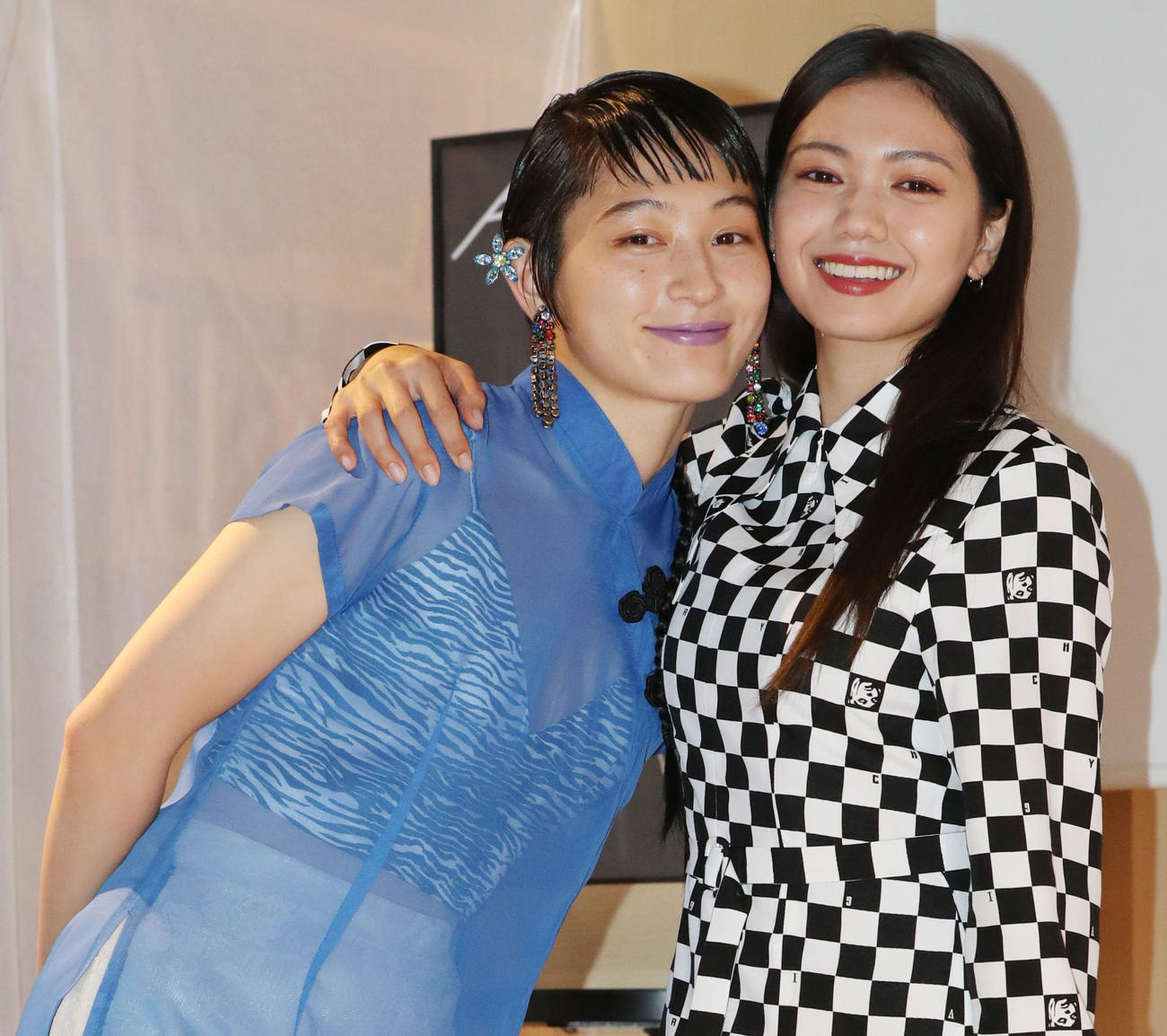 「月刊コムアイ・嘘　写真　二階堂ふみ」の囲み取材前のフォトセッションで肩を組み撮影に応じる二階堂ふみ（右）とコムアイ（撮影・垰建太）