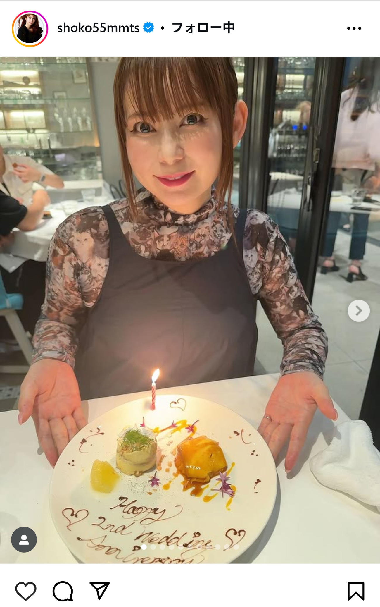 結婚2周年を祝うデザートプレートを前に笑顔の中川翔子（インスタグラムから）