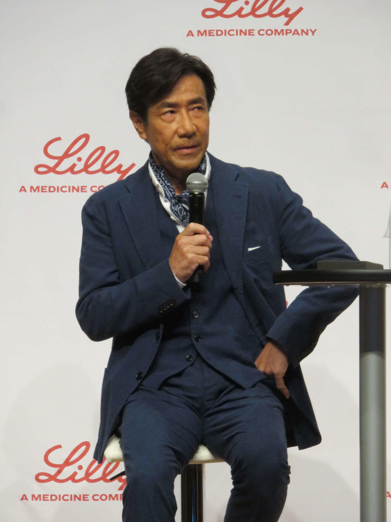 アトピー性皮膚炎について専門医とトークセッションを行った岸谷五朗