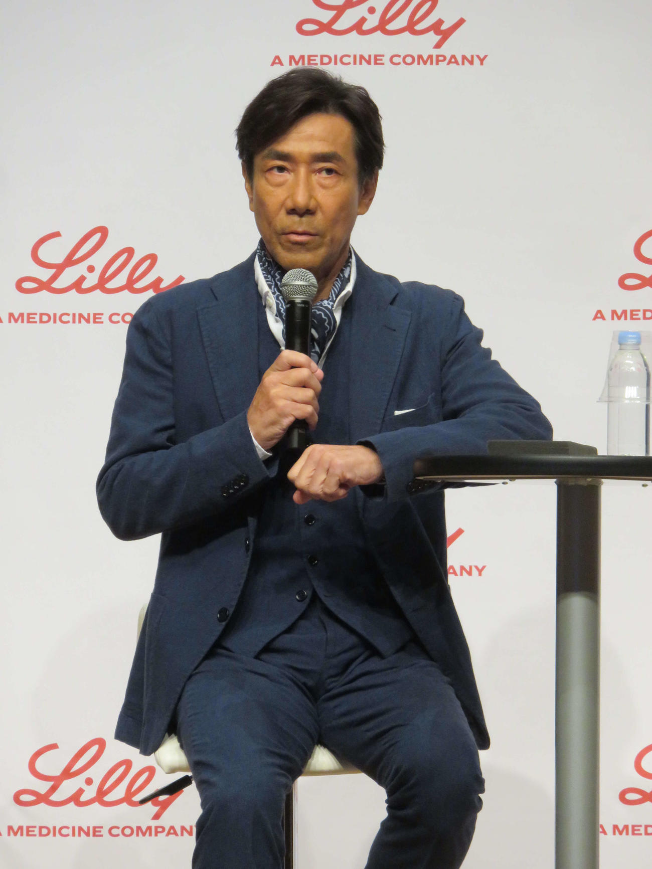 アトピー性皮膚炎について専門医とトークセッションを行った岸谷五朗