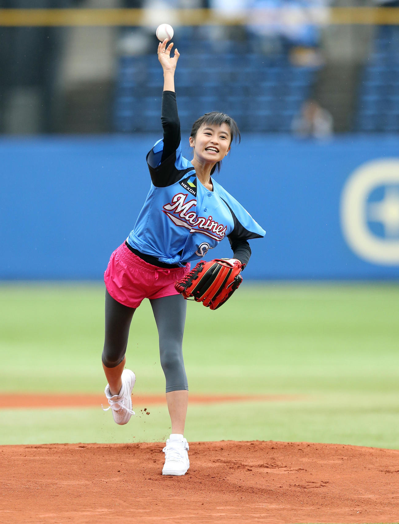 始球式を行う小島瑠璃子（2015年4月5日撮影）