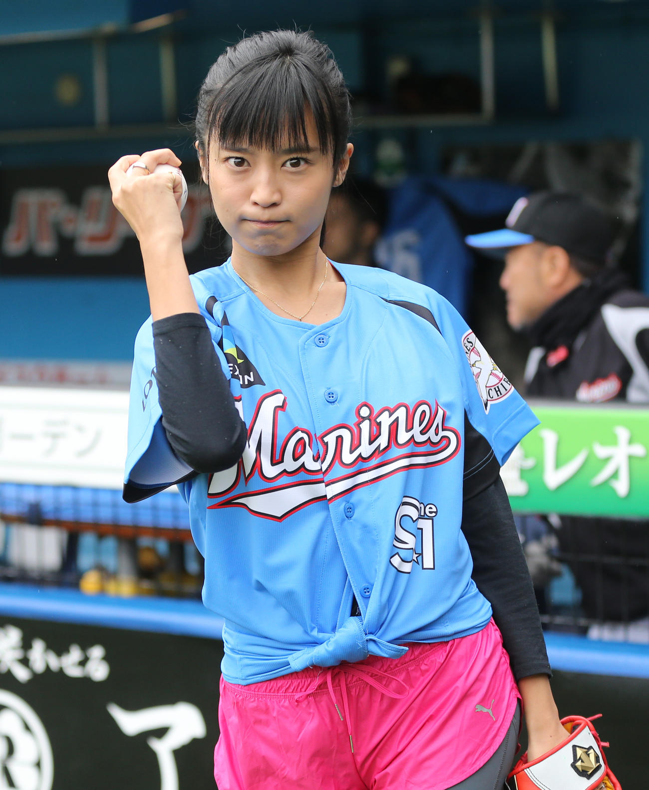 始球式を前に気合の入った表情を見せる小島瑠璃子（2015年4月5日撮影）