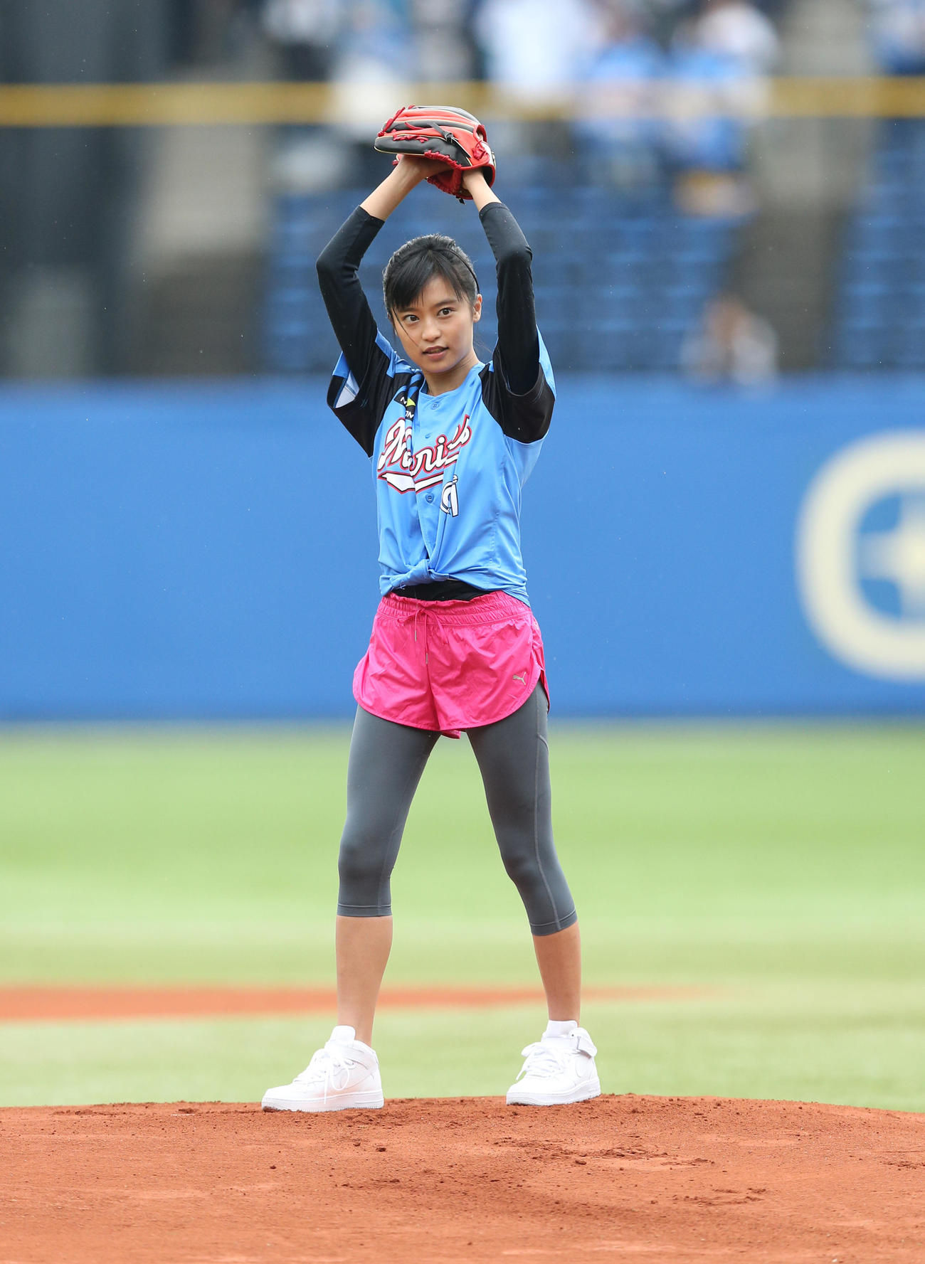 始球式を行う小島瑠璃子（2015年4月5日撮影）