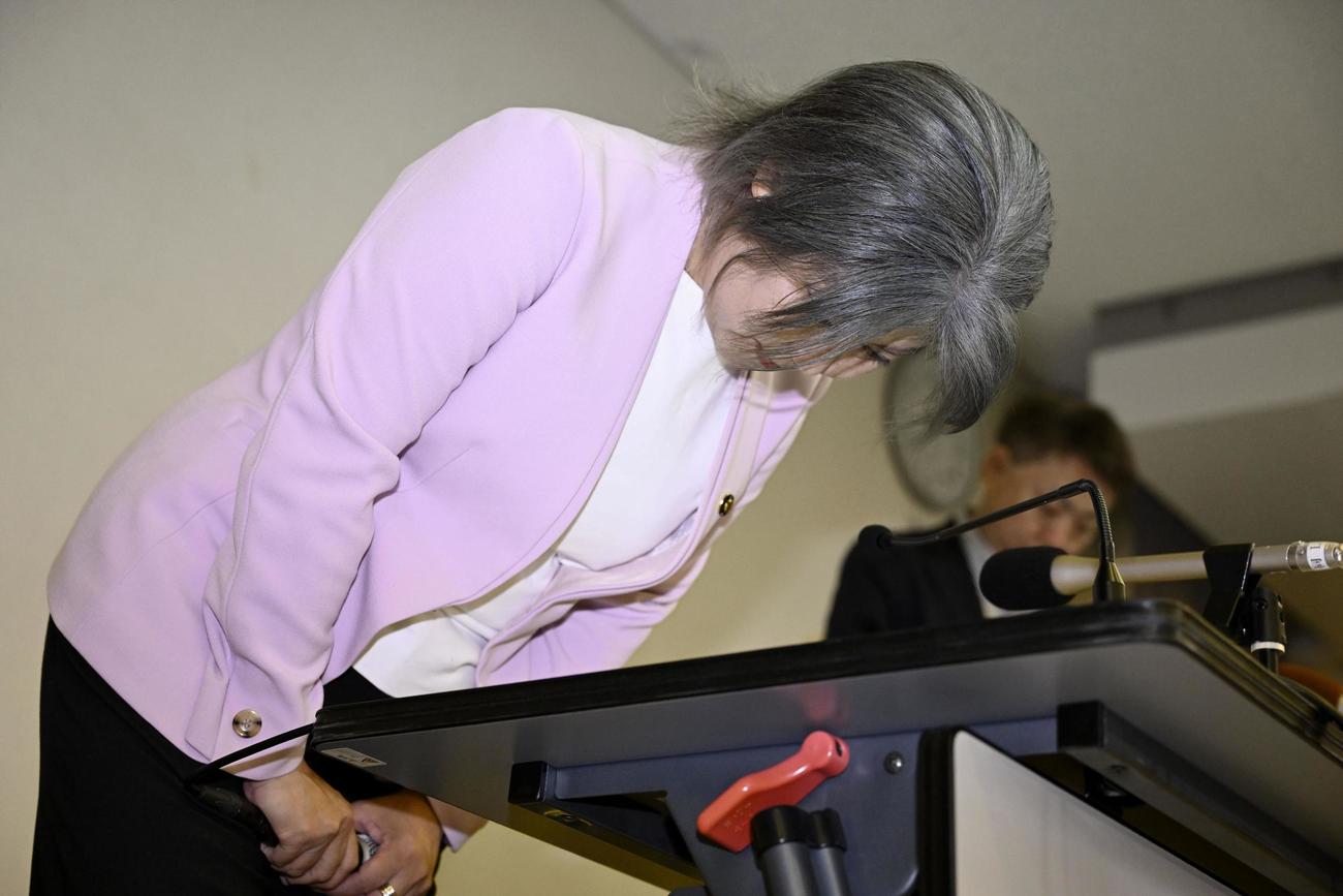 記者会見で謝罪し、頭を下げる静岡・伊東市の田久保真紀市長（共同＝7日午後、伊東市）