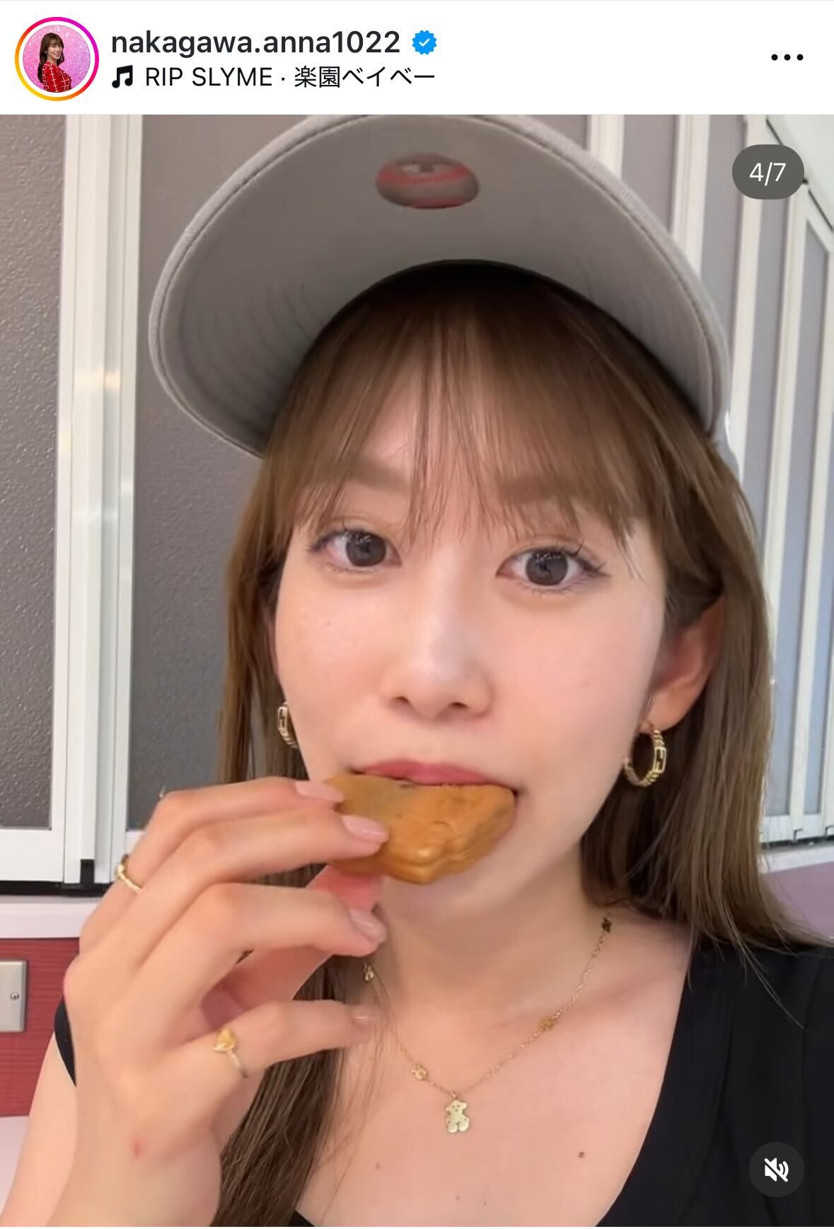 生もみじを食べる中川安奈（インスタグラムから）