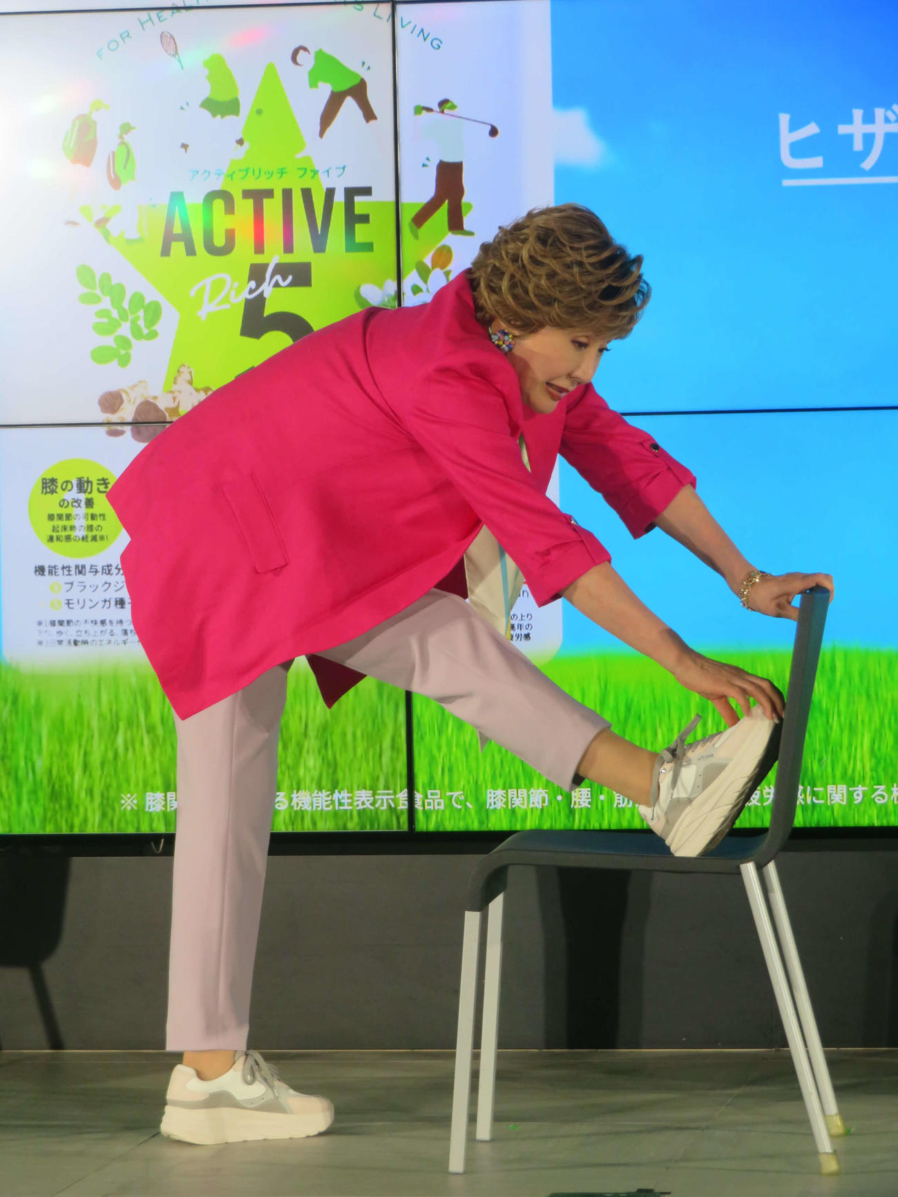 ビタブリッドジャパン「アクティブリッチ5」新製品発表会でストレッチをする小林幸子（撮影・川田和博）