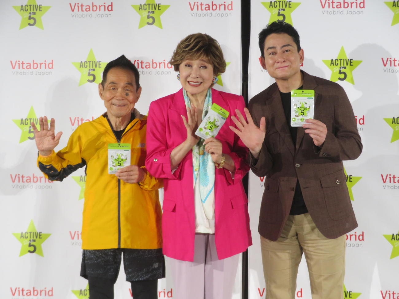 ビタブリッドジャパン「アクティブリッチ5」新製品発表会に出席した、左から坂本雄次氏、小林幸子、野口健氏（撮影・川田和博）