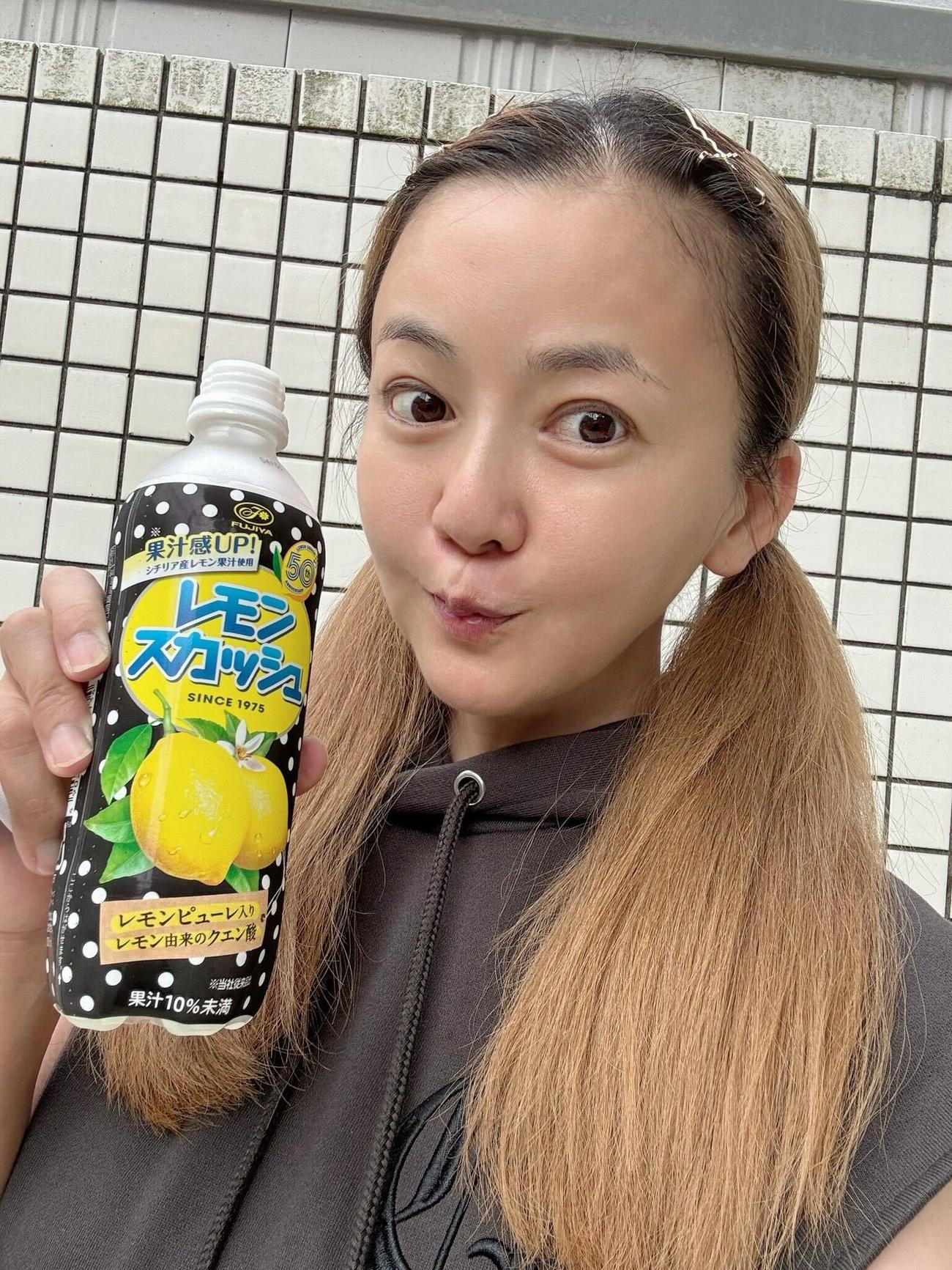 レモンスカッシュを片手にほほ笑む華原朋美（Xから）