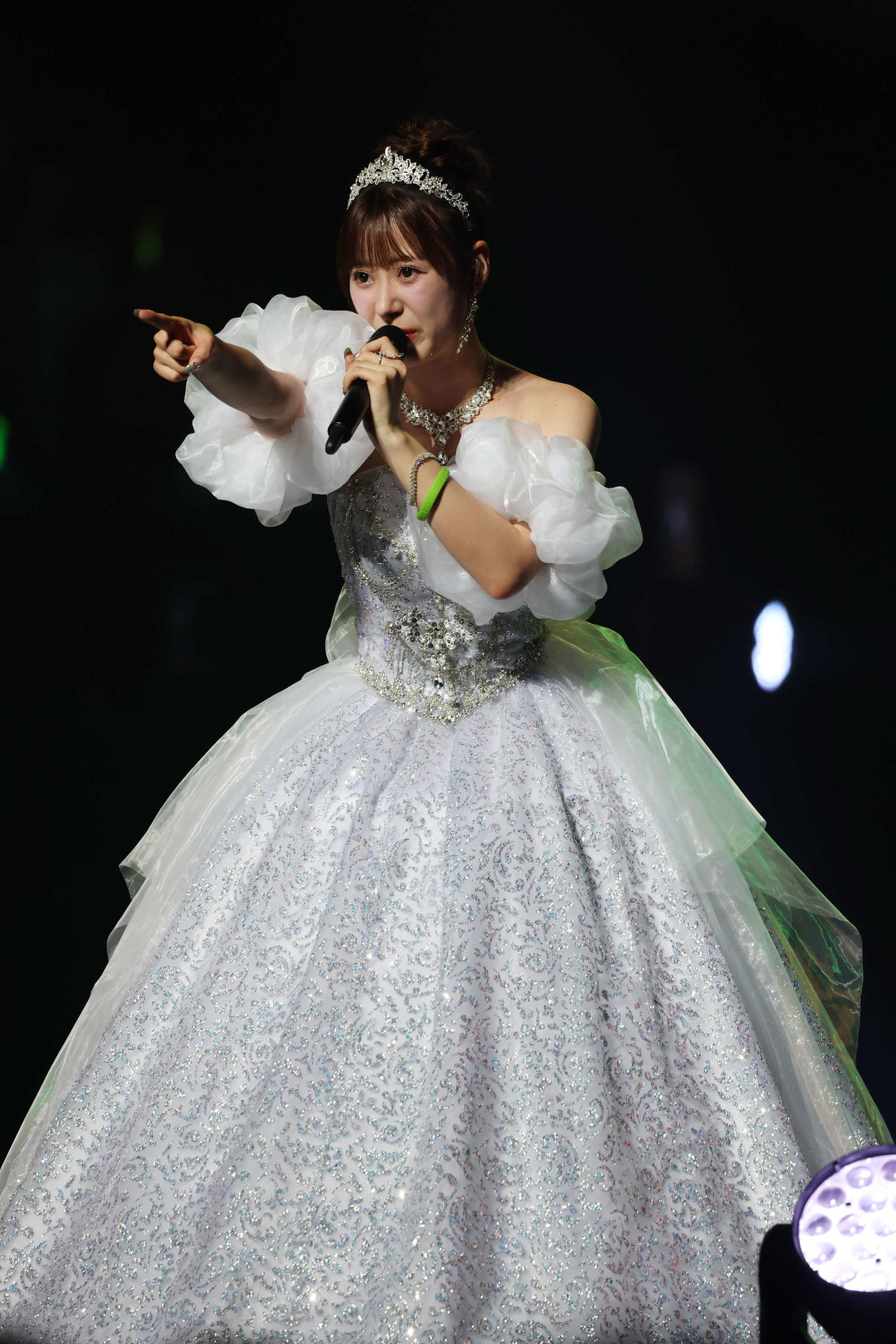 真っ白なドレスに身を包みソロ曲を歌う生田衣梨奈（2025年7月8日撮影）