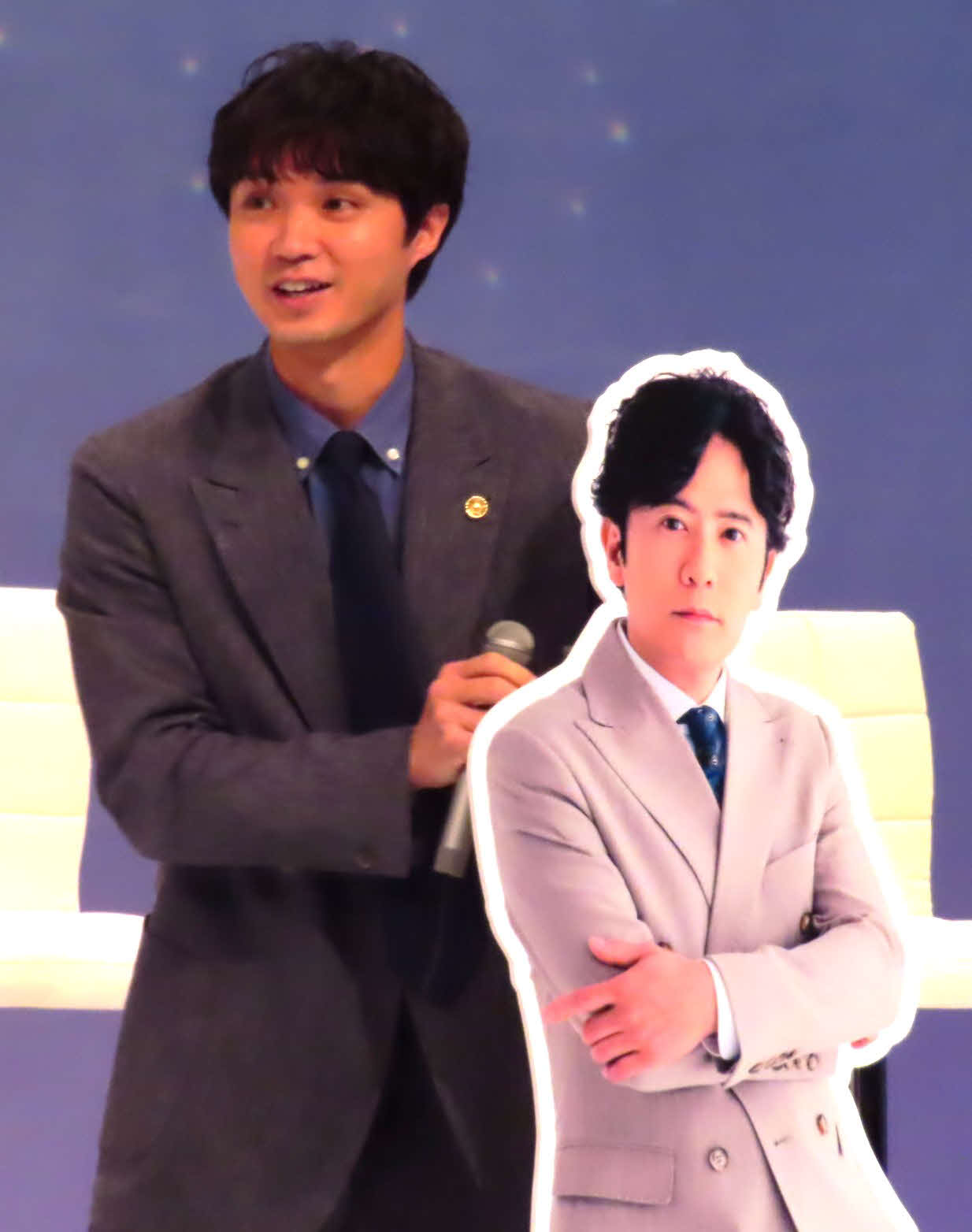 「僕達はまだその星の校則を知らない」制作発表会見で、稲垣吾郎のパネルを手に登壇した磯村勇斗