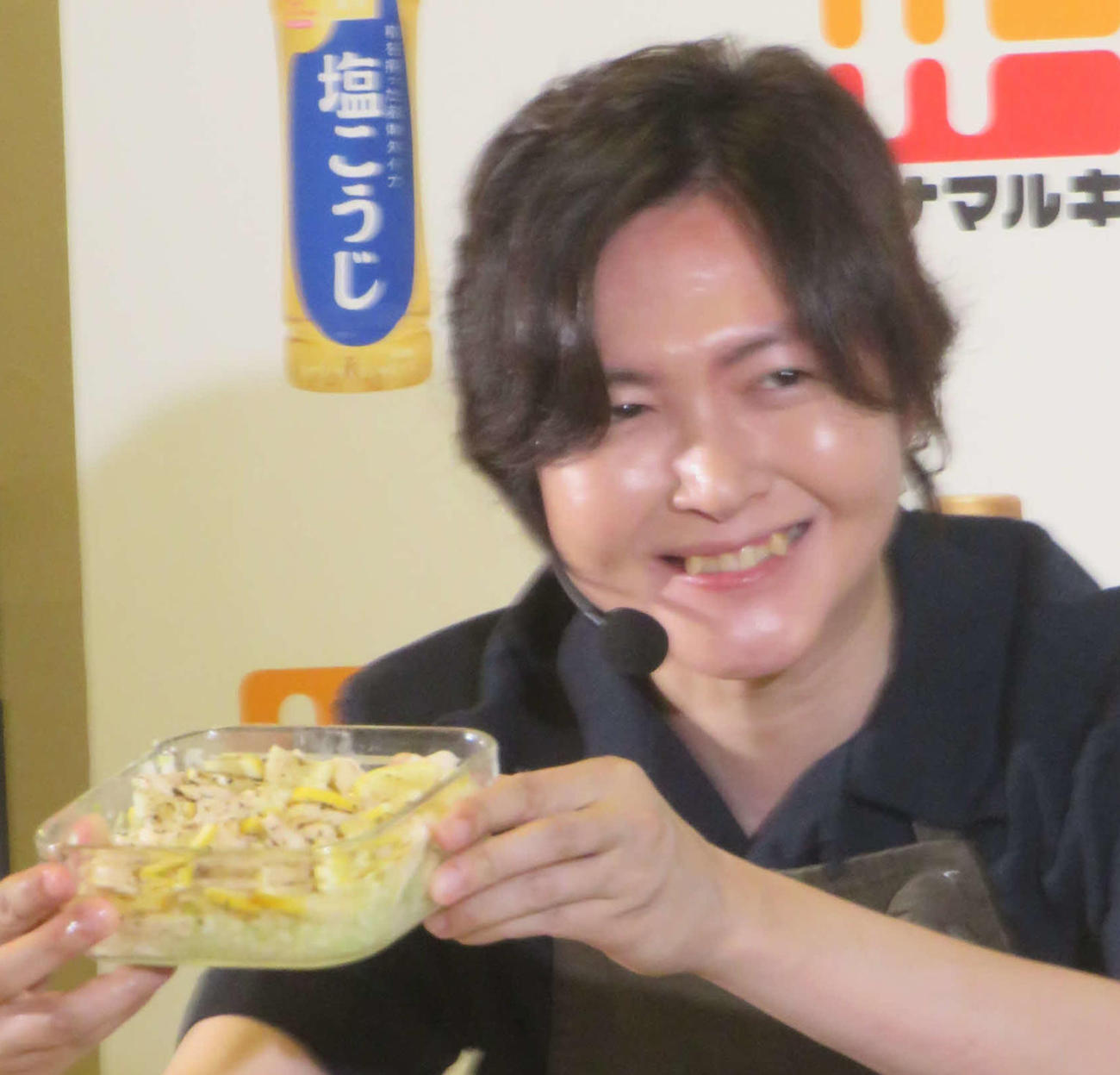 新レシピ「ねぎ塩レモンささみ」を完成させた料理研究家リュウジ氏（撮影・川田和博）