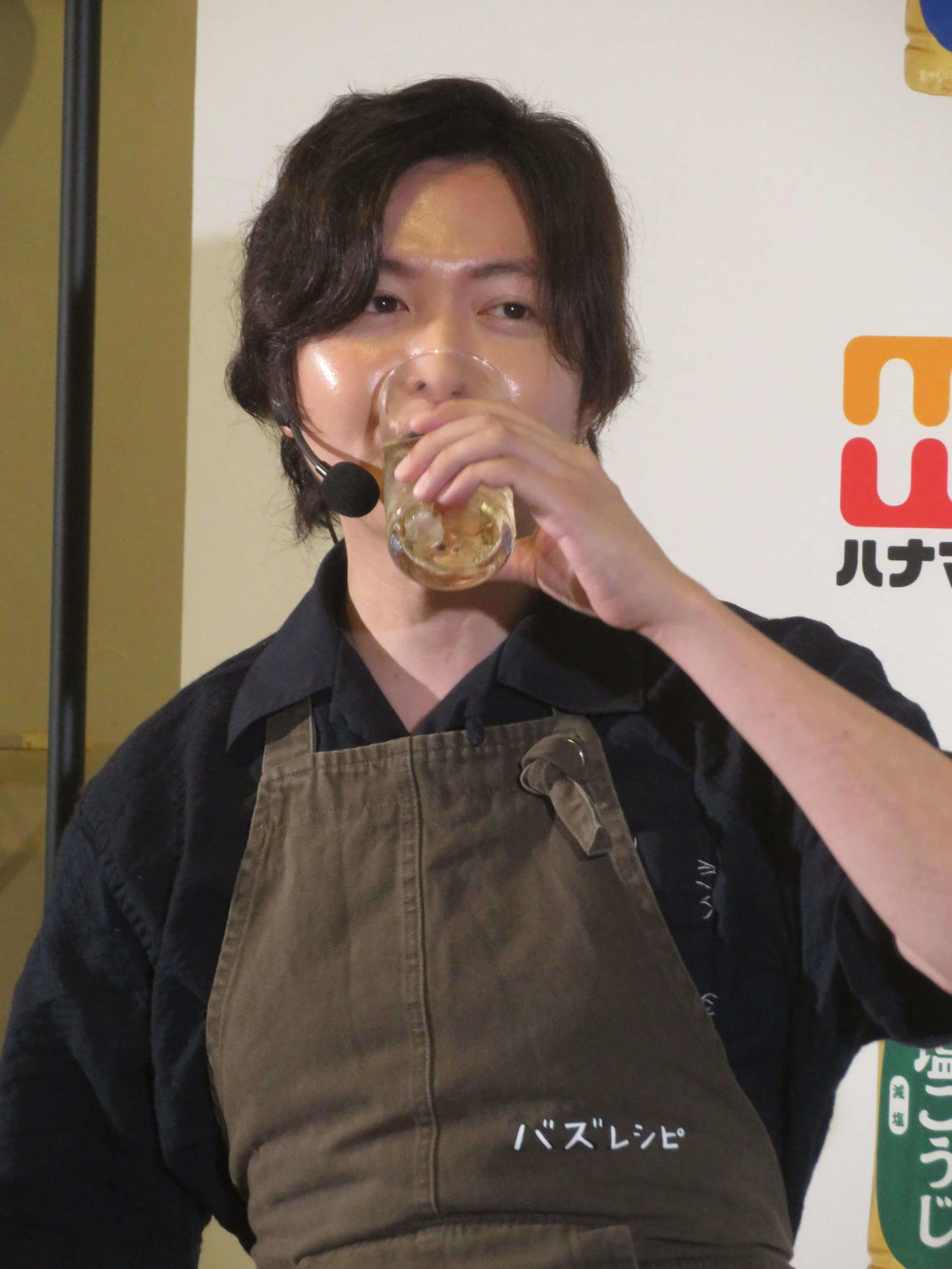 「料理研究家リュウジのバズレシピ」公開収録としてお酒を飲みながら新レシピを調理するリュウジ氏（撮影・川田和博）