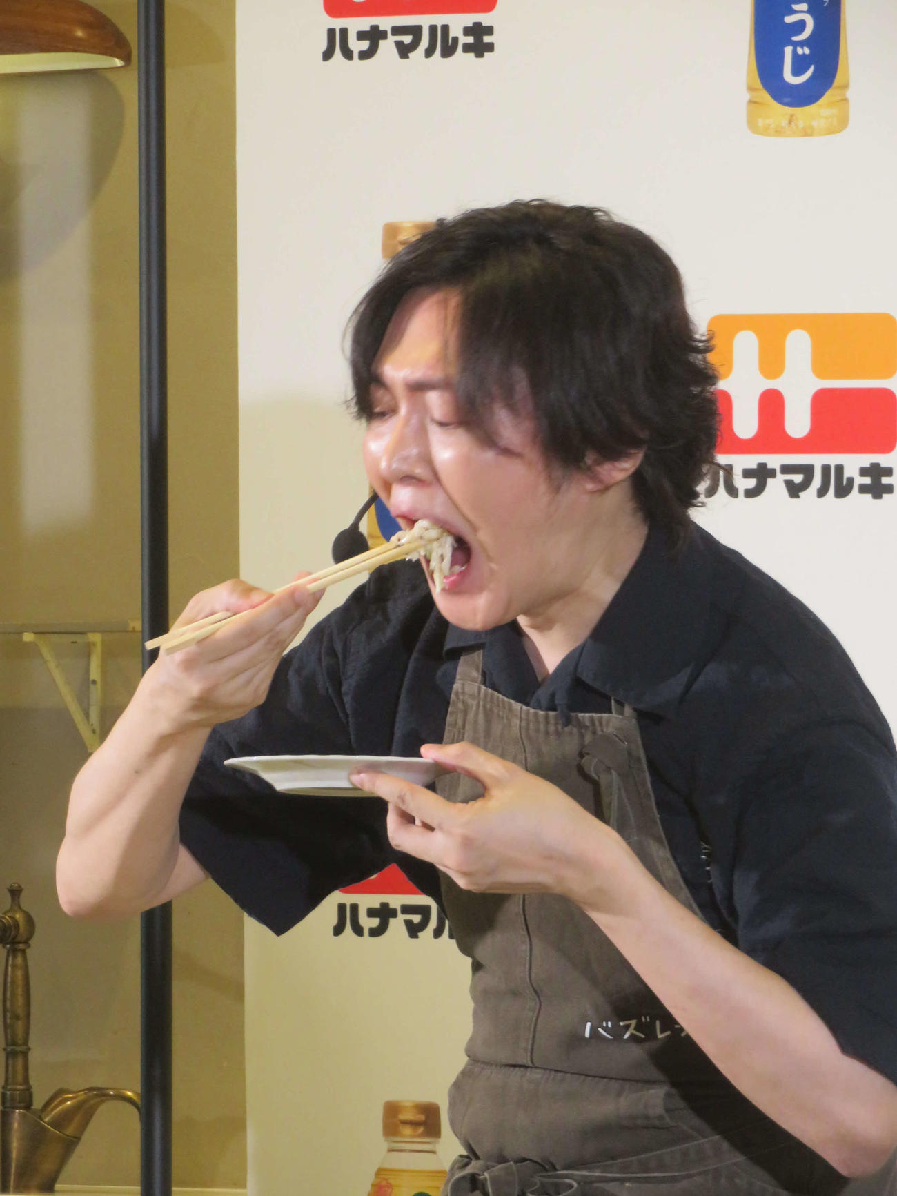 新レシピ「ねぎ塩レモンささみ」を試食する料理研究家リュウジ氏（撮影・川田和博）