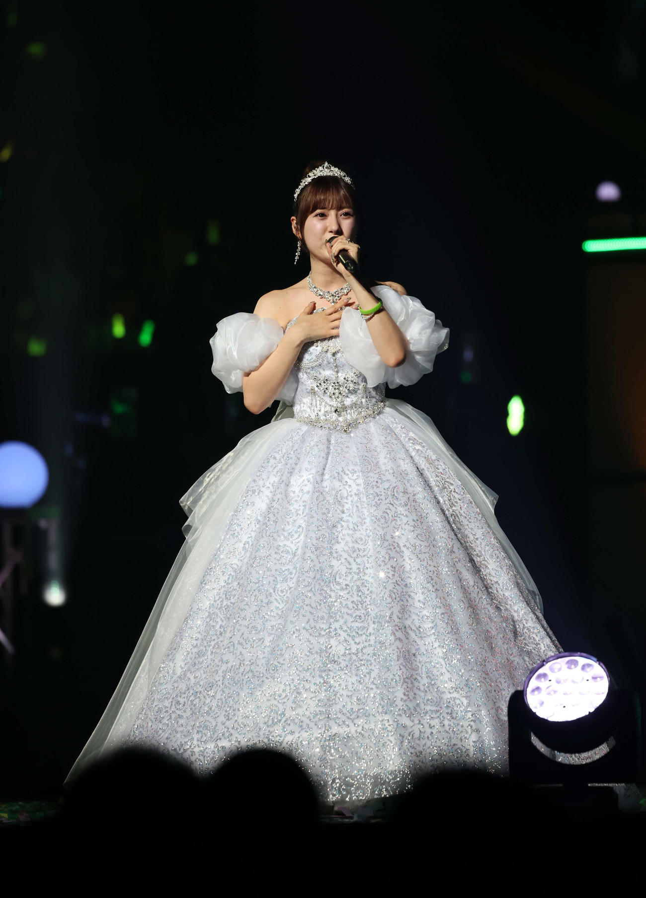 真っ白なドレスに身を包み歌唱する生田衣梨奈（撮影・増田悦実）