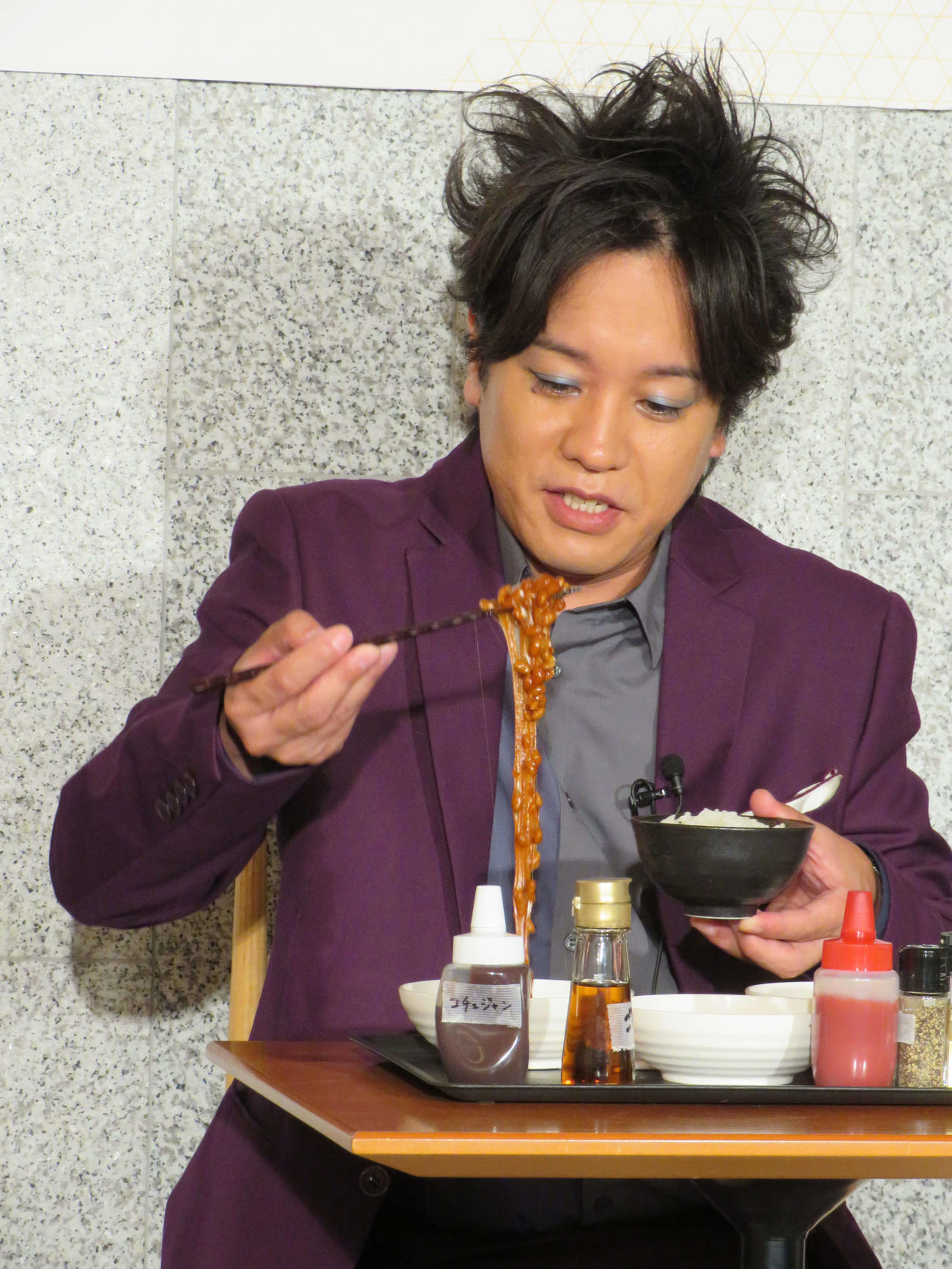 納豆PRイベント「粘り強さ・オブ・ザ・イヤー2025」で、納豆にコチュジャンと、ごま油を混ぜた、ぺこぱ松陰寺太勇（撮影・村上幸将）