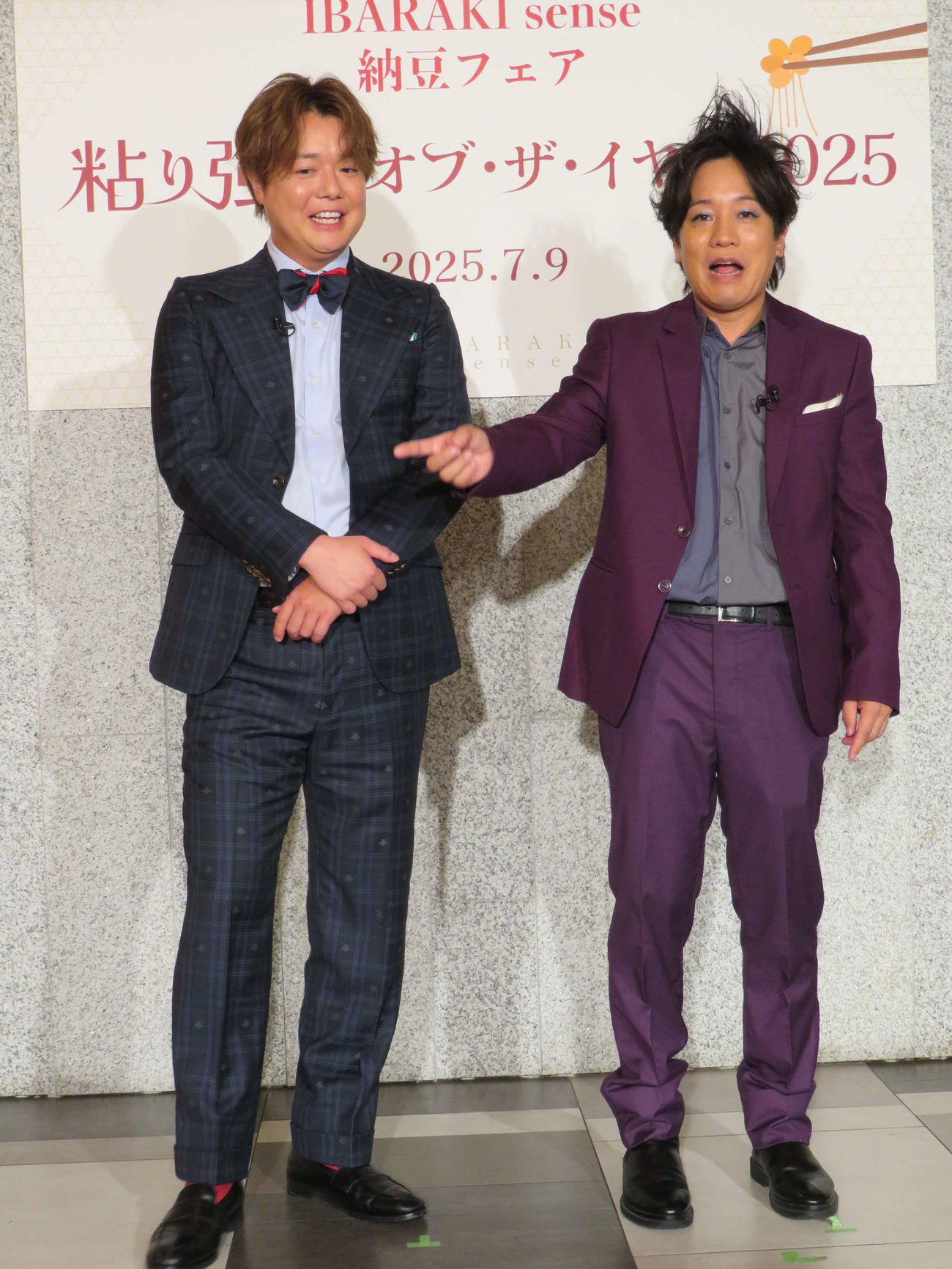 納豆PRイベント「粘り強さ・オブ・ザ・イヤー2025」で、2歳の長女がシュウペイ（右）を見た際のまねをする、ぺこぱ松陰寺太勇（撮影・村上幸将）